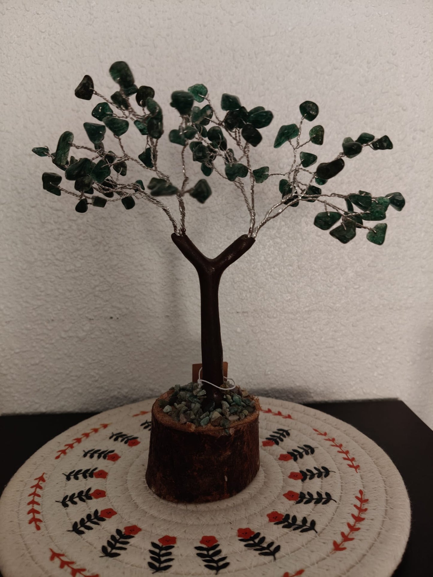 Arbre avec éclats de pierre naturelle Agate verte avec base en bois
