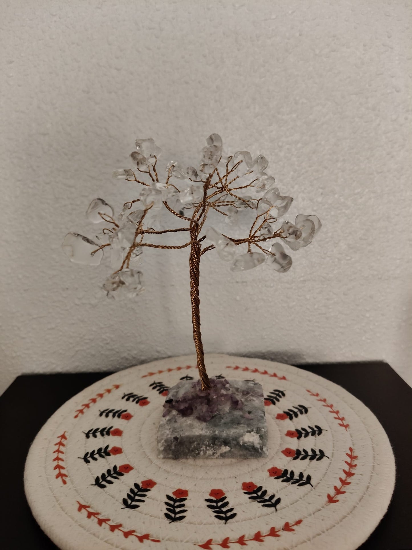 Arbre avec éclats de pierre de cristal de quartz naturel et base en pierre 15 cm