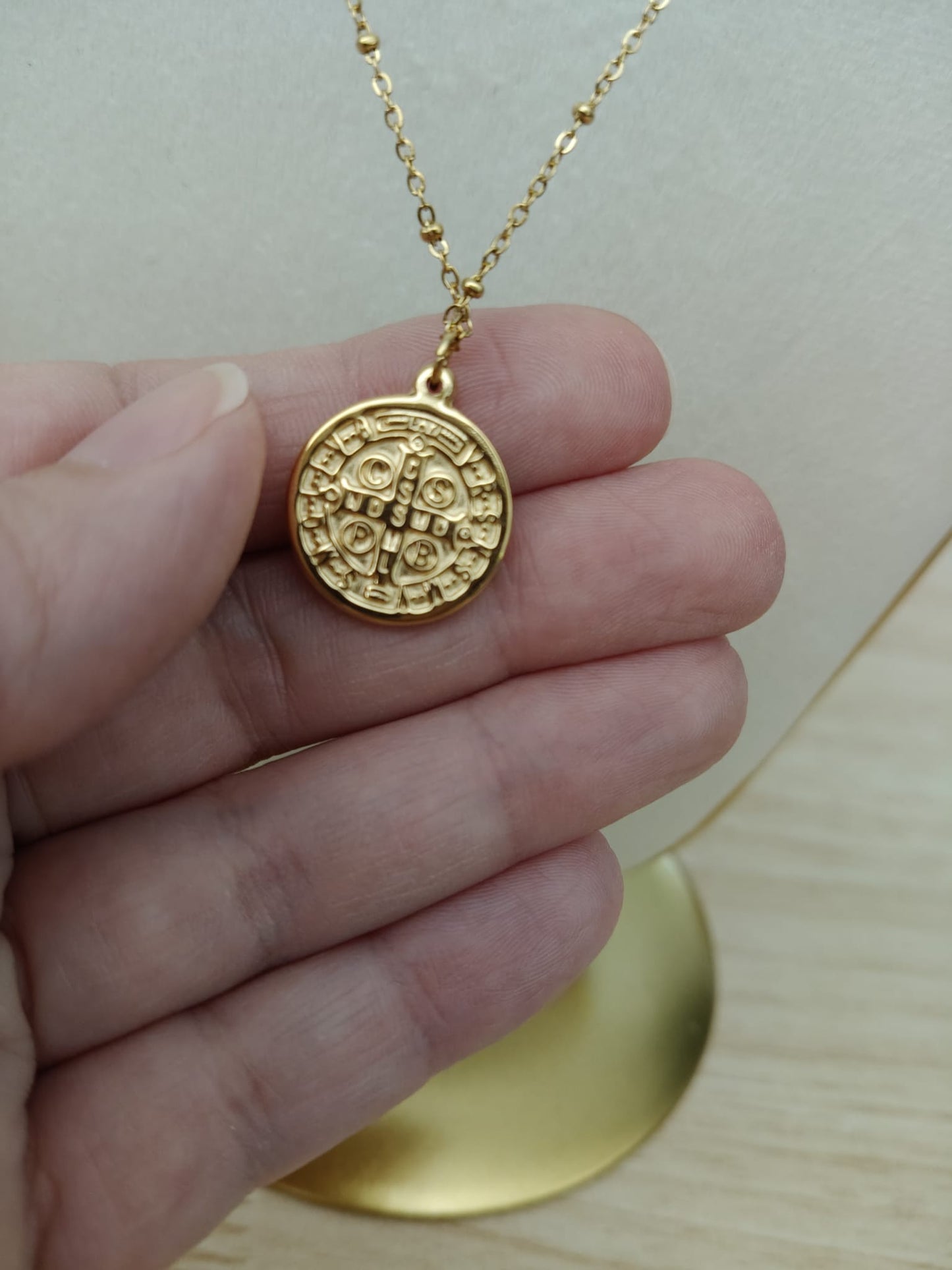 Pendentif en acier inoxydable avec médaille de Saint Benoît