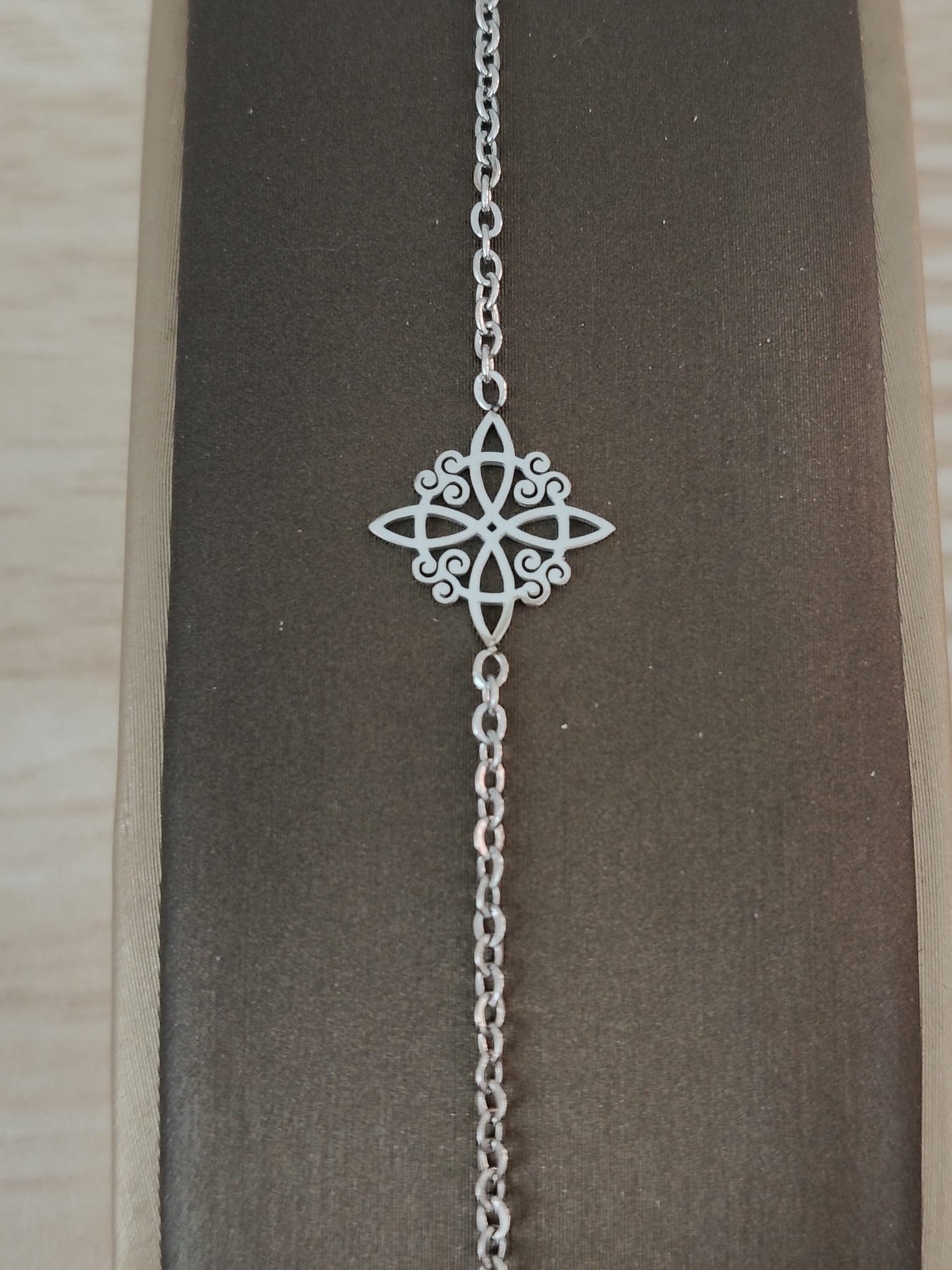 Bracelet en acier inoxydable avec un nœud de sorcière et un triskel