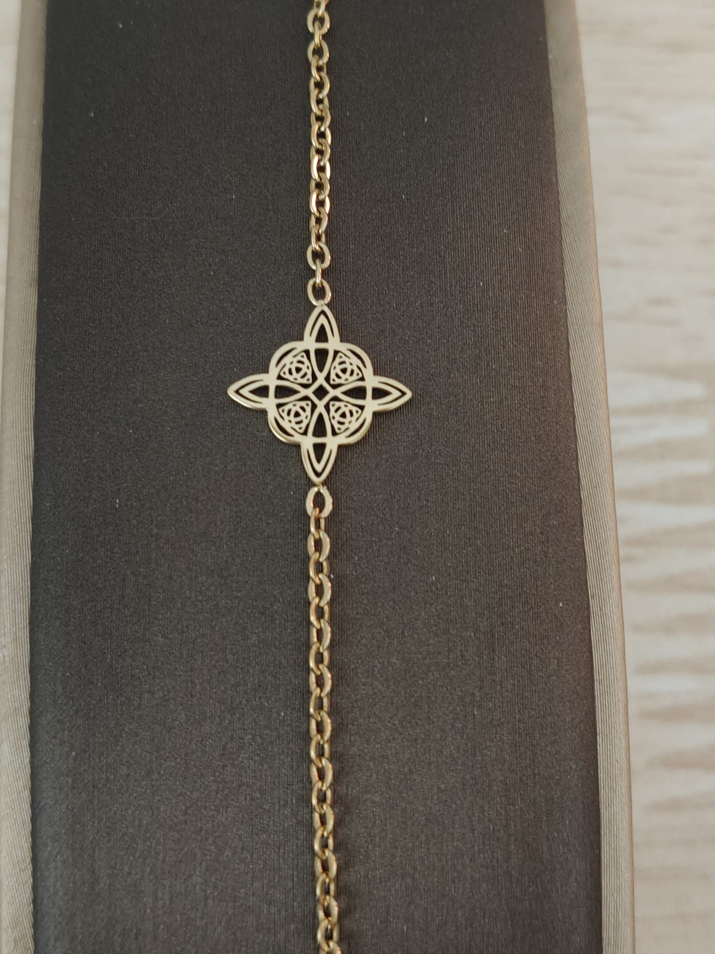 Bracelet en acier avec nœud de sorcière et Triquetra