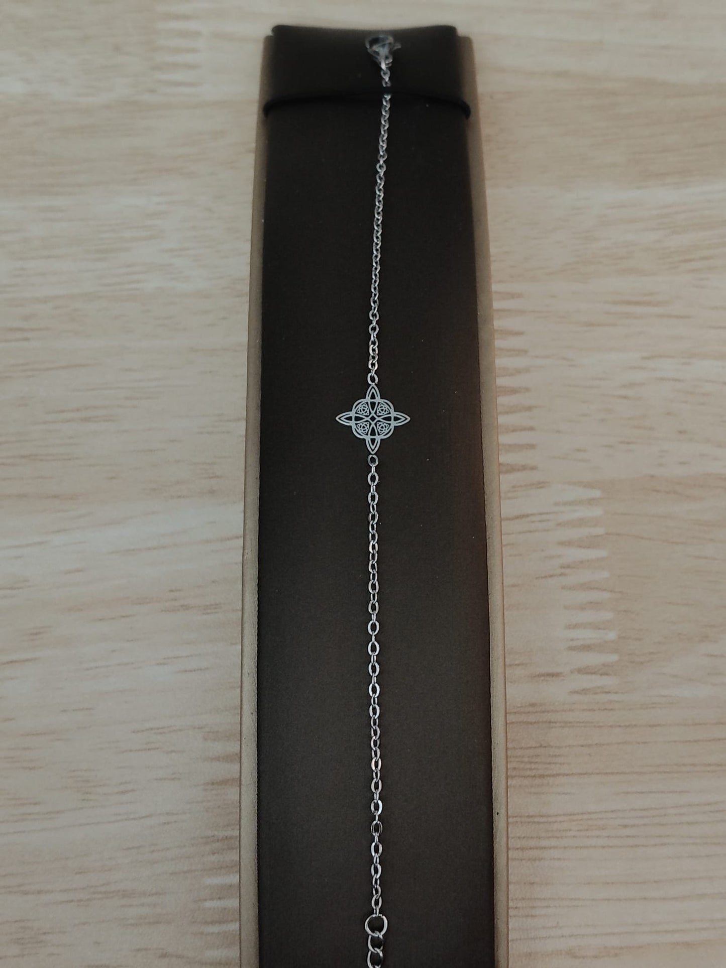 Bracelet en acier avec nœud de sorcière et Triquetra