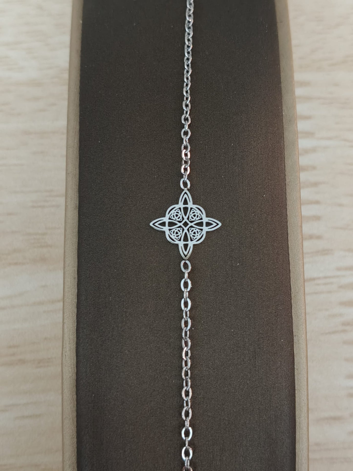Bracelet en acier avec nœud de sorcière et Triquetra