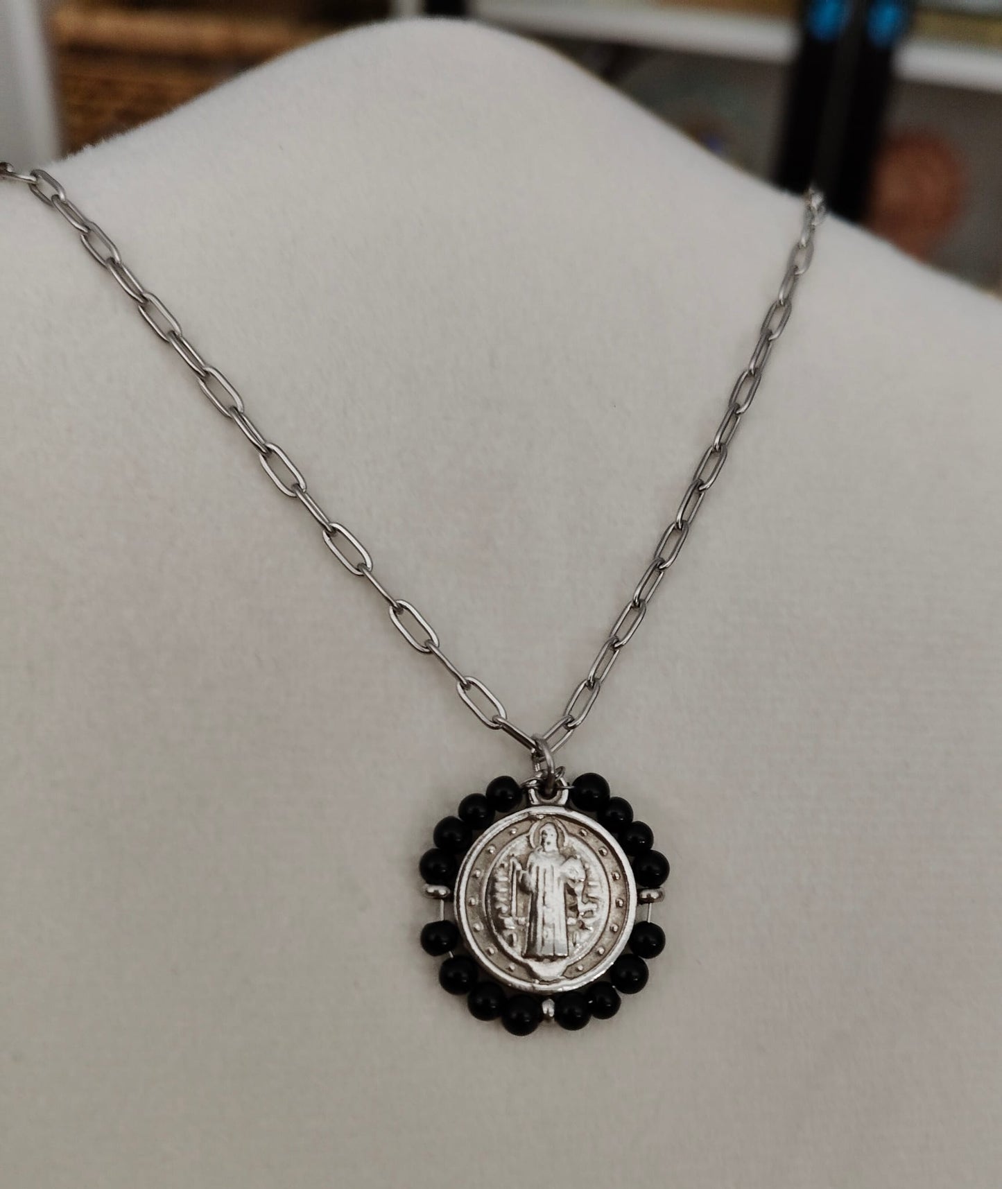Pendentif en acier inoxydable avec médaille de Saint Benoît et pierre d'onyx