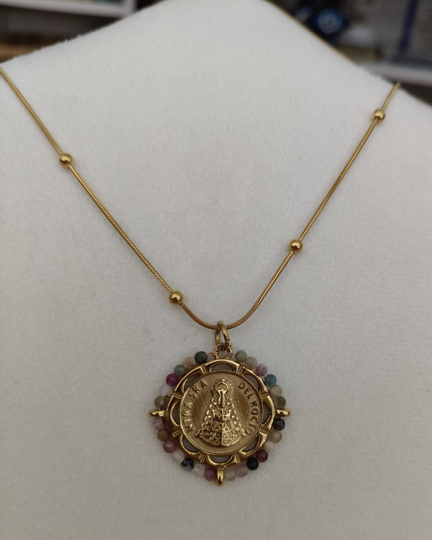 Pendentif en acier inoxydable Vierge de Rocío avec pierre de tourmaline multicolore