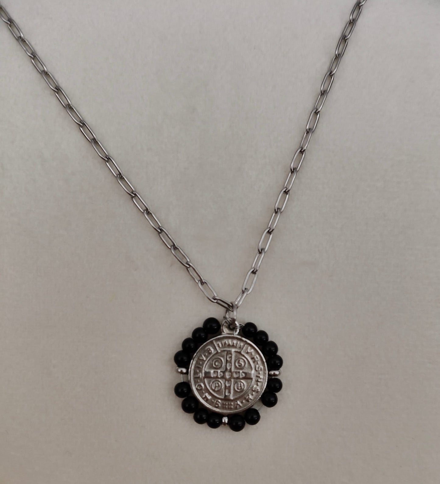 Pendentif en acier inoxydable avec médaille de Saint Benoît et pierre d'onyx