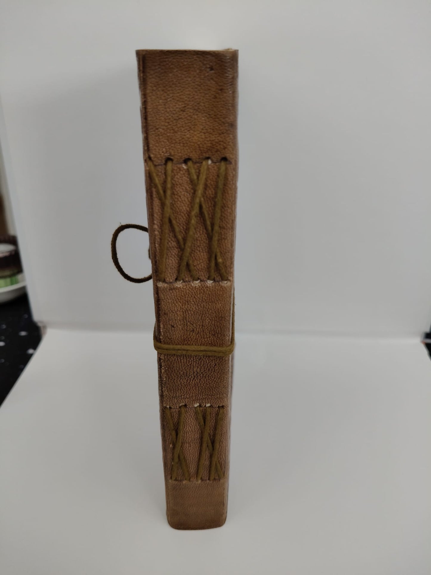 Cuaderno tapa en piel marrón con símbolo Triqueta