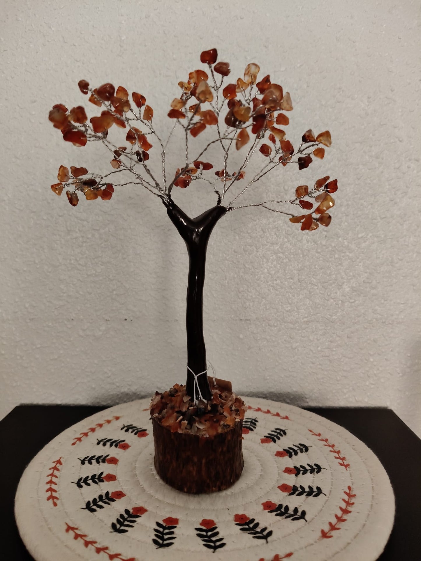 Arbre avec éclats de pierre de cornaline naturelle et base en bois