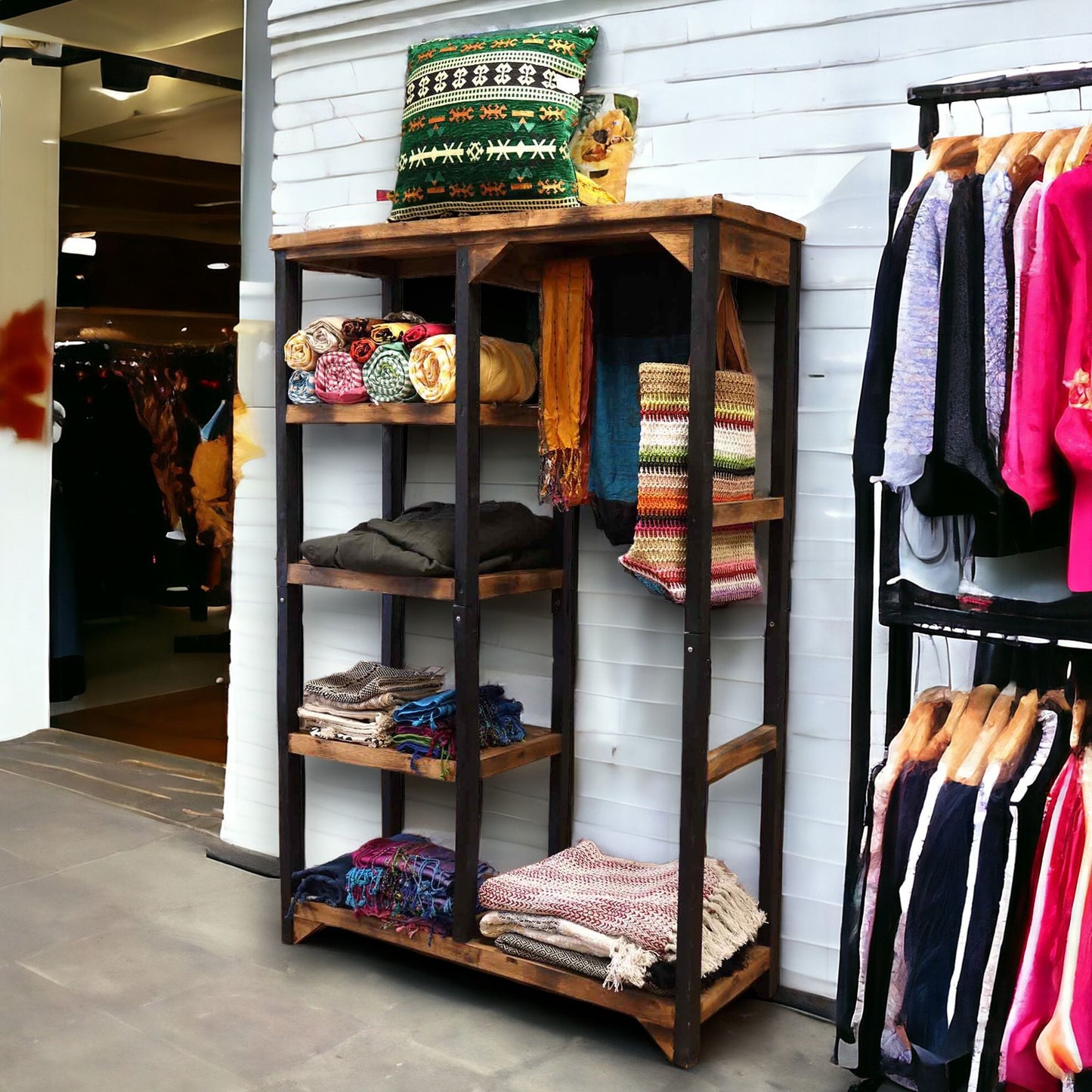 Perchero y estantes cuadrados para ropa.