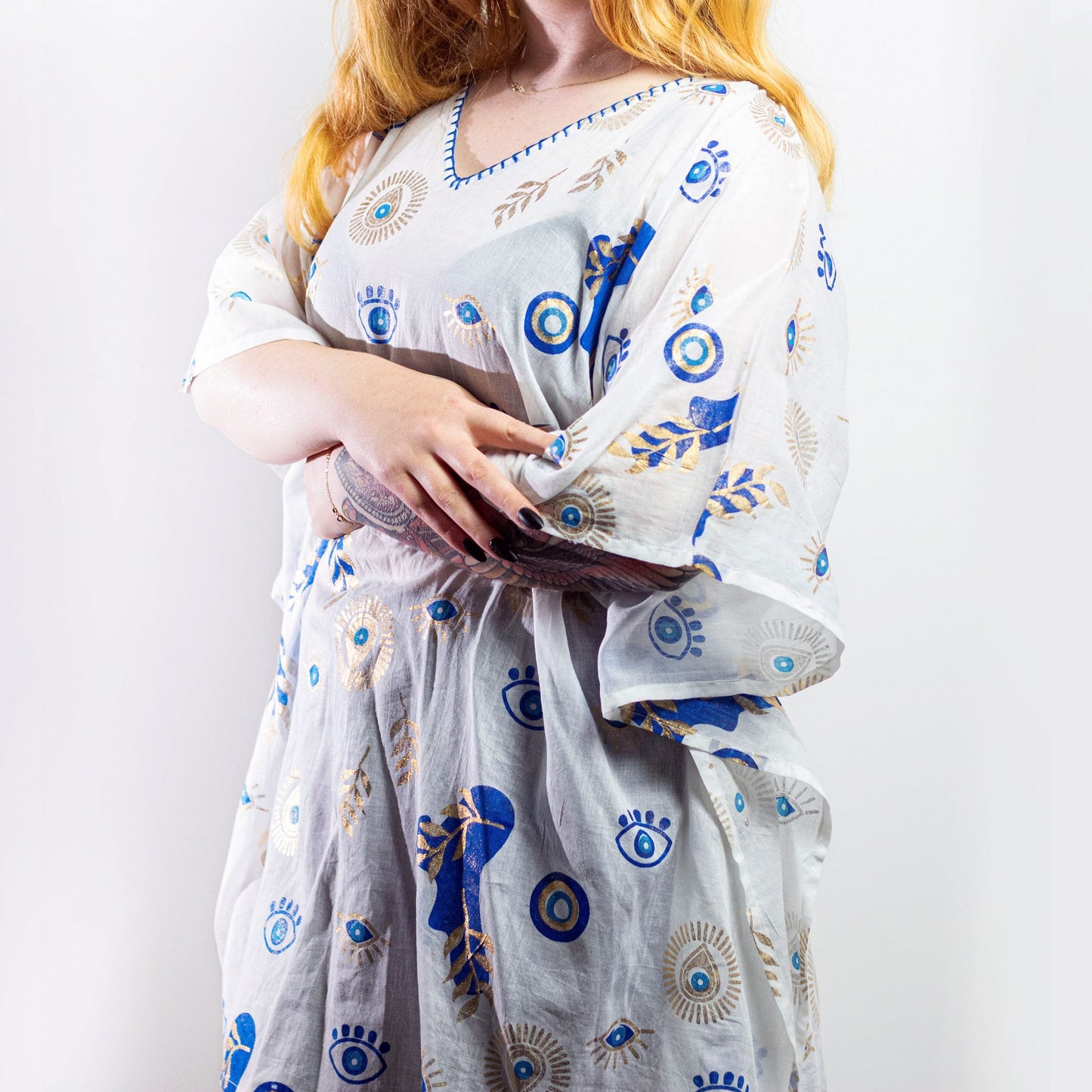 Colección Nómada Sari Mediterráneo - Kaftan - Diseño del Ojo Maligno en Blanco, Azul y Oro