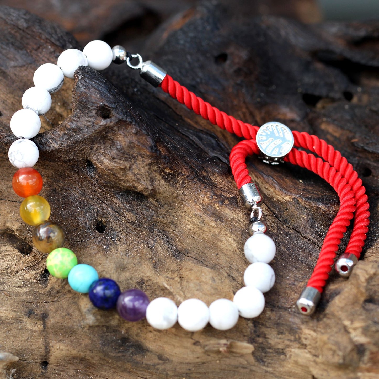 Pulsera de hilo rojo con Khaulita blanca y Chakras