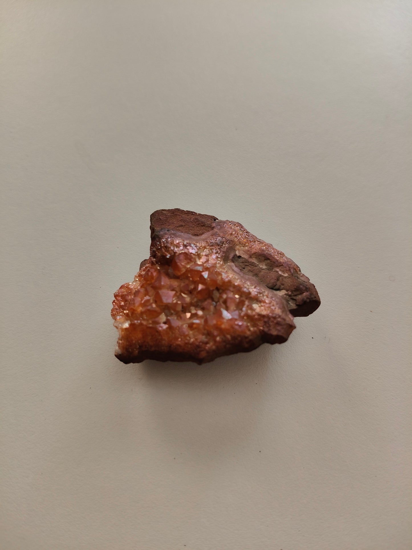Druse d'aura d'améthyste. Poids : environ 22,80 g. Dimensions : environ 3,5 x 3 cm.