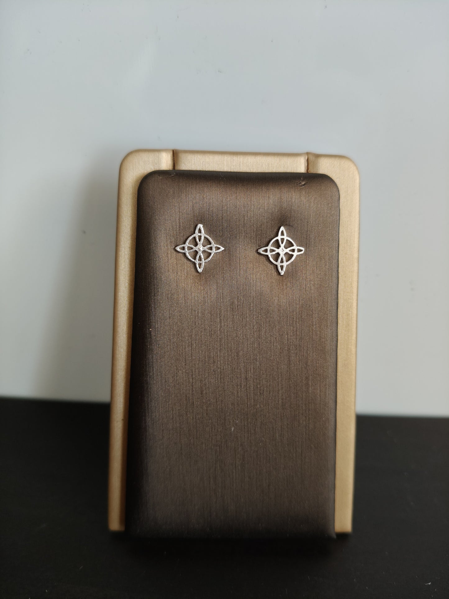 Boucles d'oreilles nœud de sorcière en argent sterling