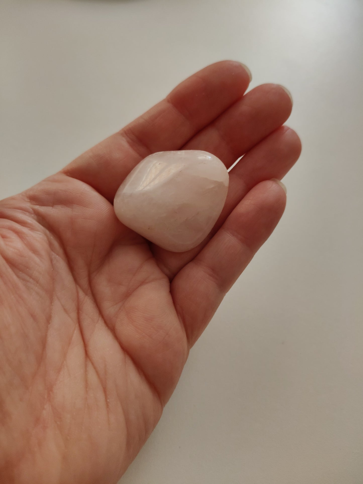 Grande pierre roulée en quartz rose, environ 35,50 g, environ 3,5 x 3 x m.