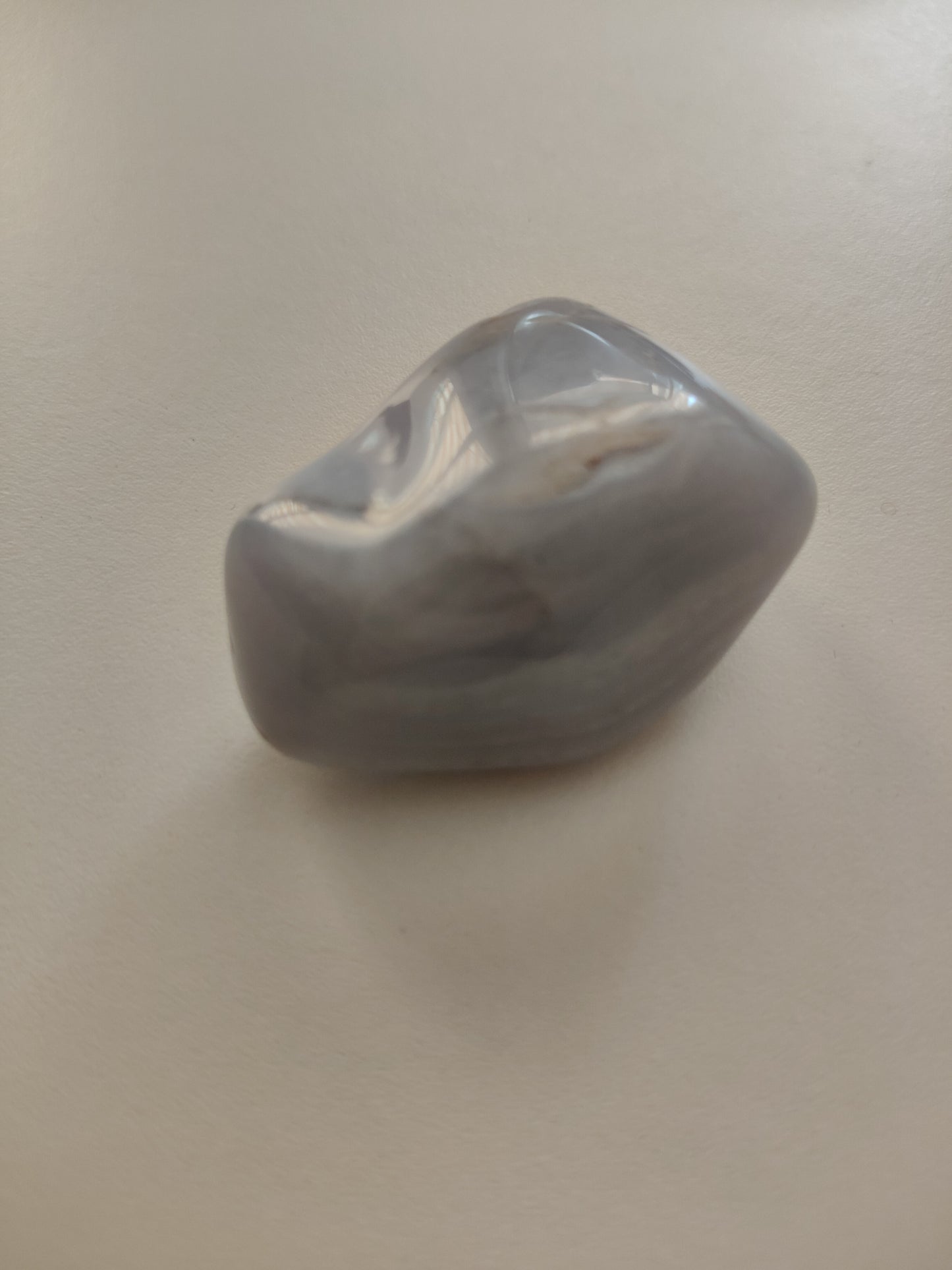 Grande pierre roulée en calcédoine bleue, environ 45 g, environ 5 x 3 cm.