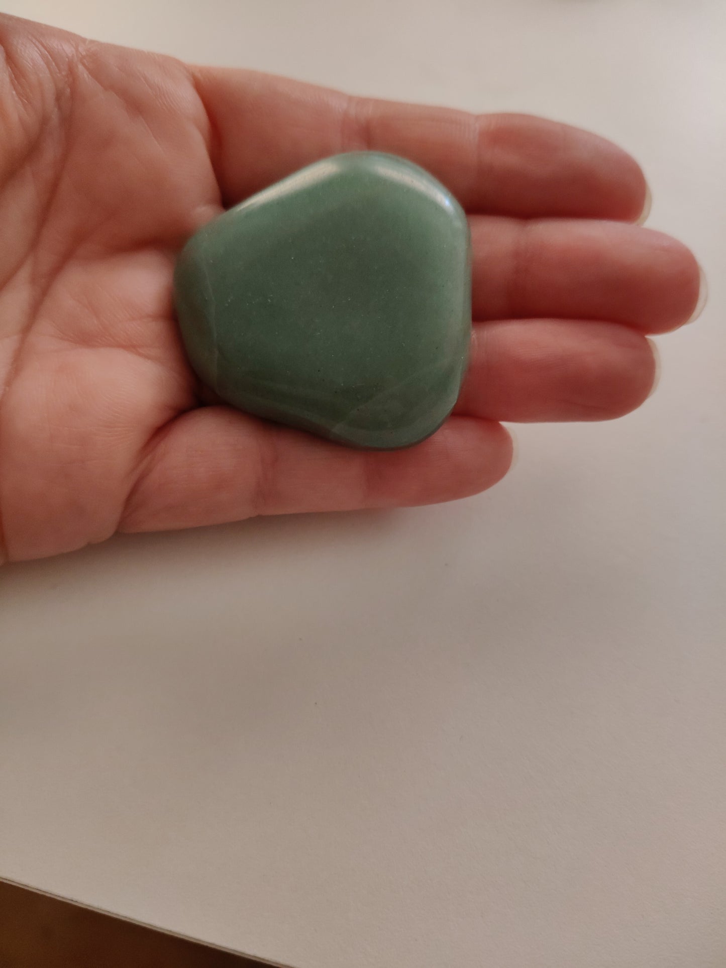 Grande pierre roulée d'aventurine verte 44,80g et 4x4cm environ.