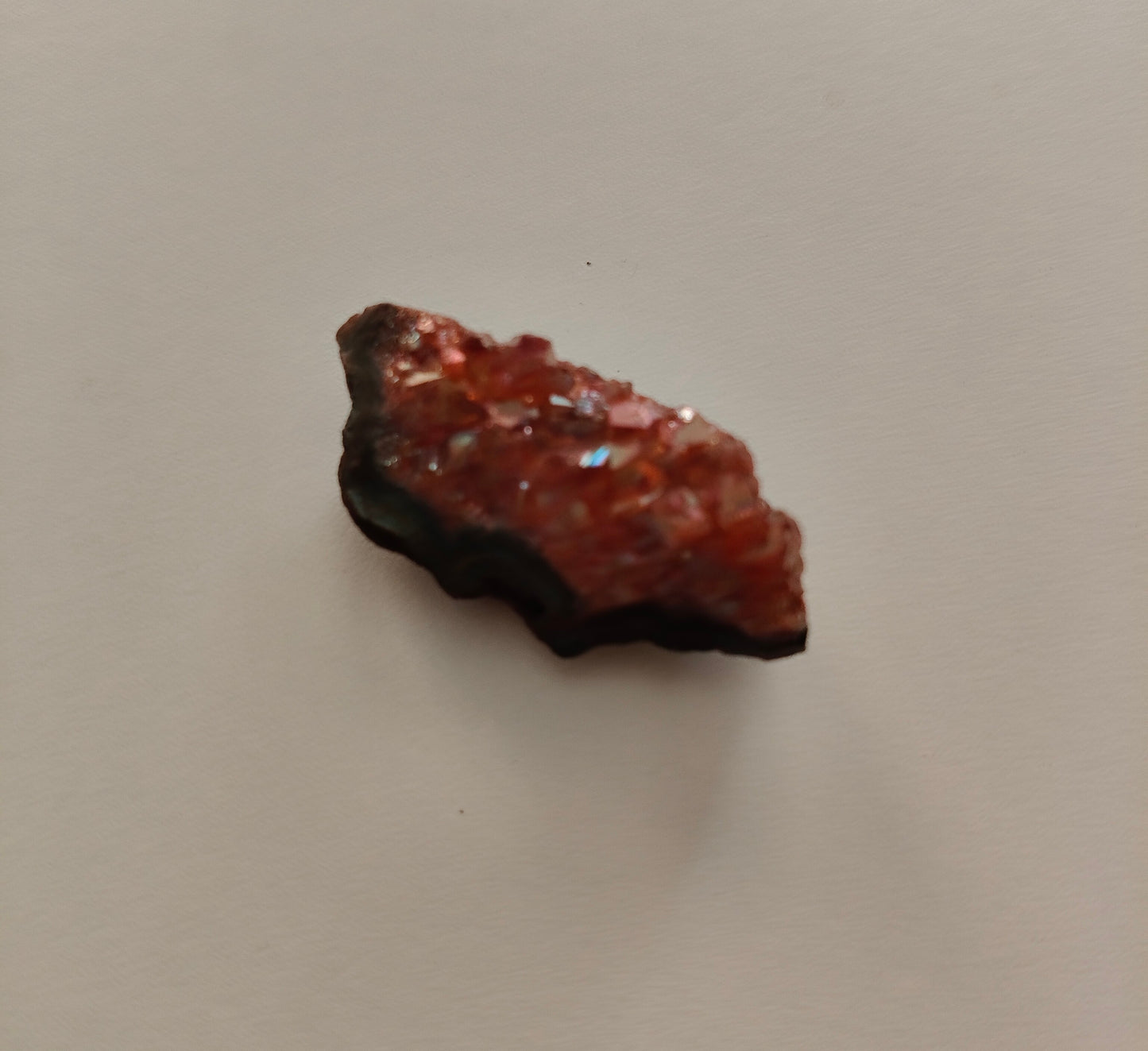 Druse d'aura d'améthyste. Poids : environ 11,10 g. Dimensions : environ 3,5 cm x 1,5 cm.