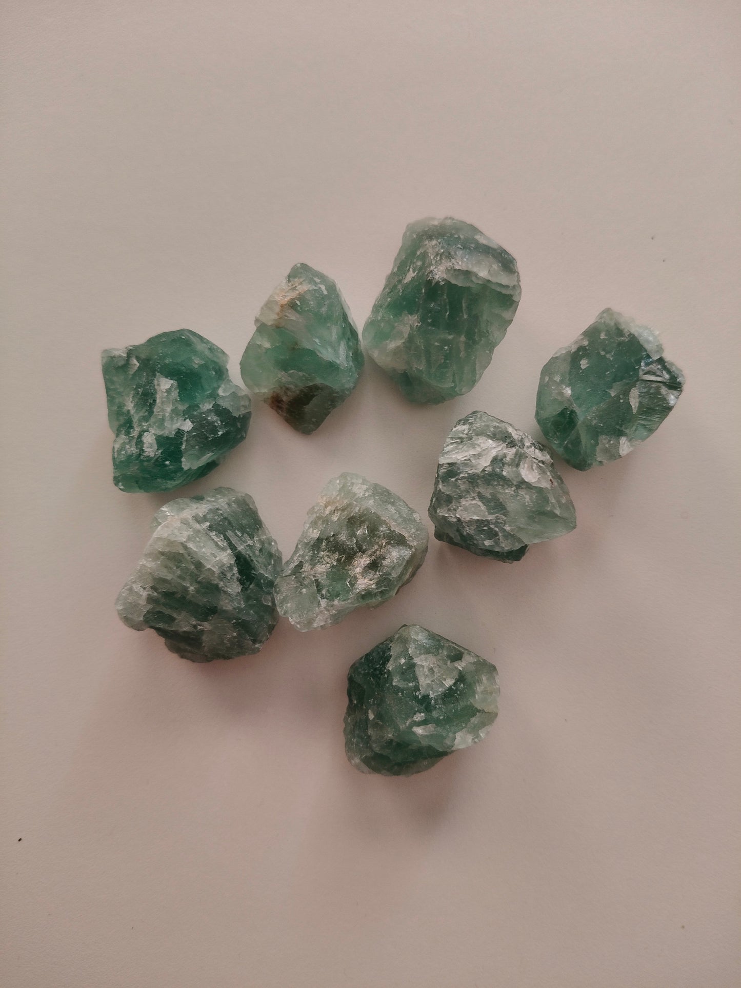 Minéral Fluorite brut (vous ne pourrez pas choisir le minéral sur la photo, il sera envoyé selon disponibilité) Poids : 20-30gr environ.