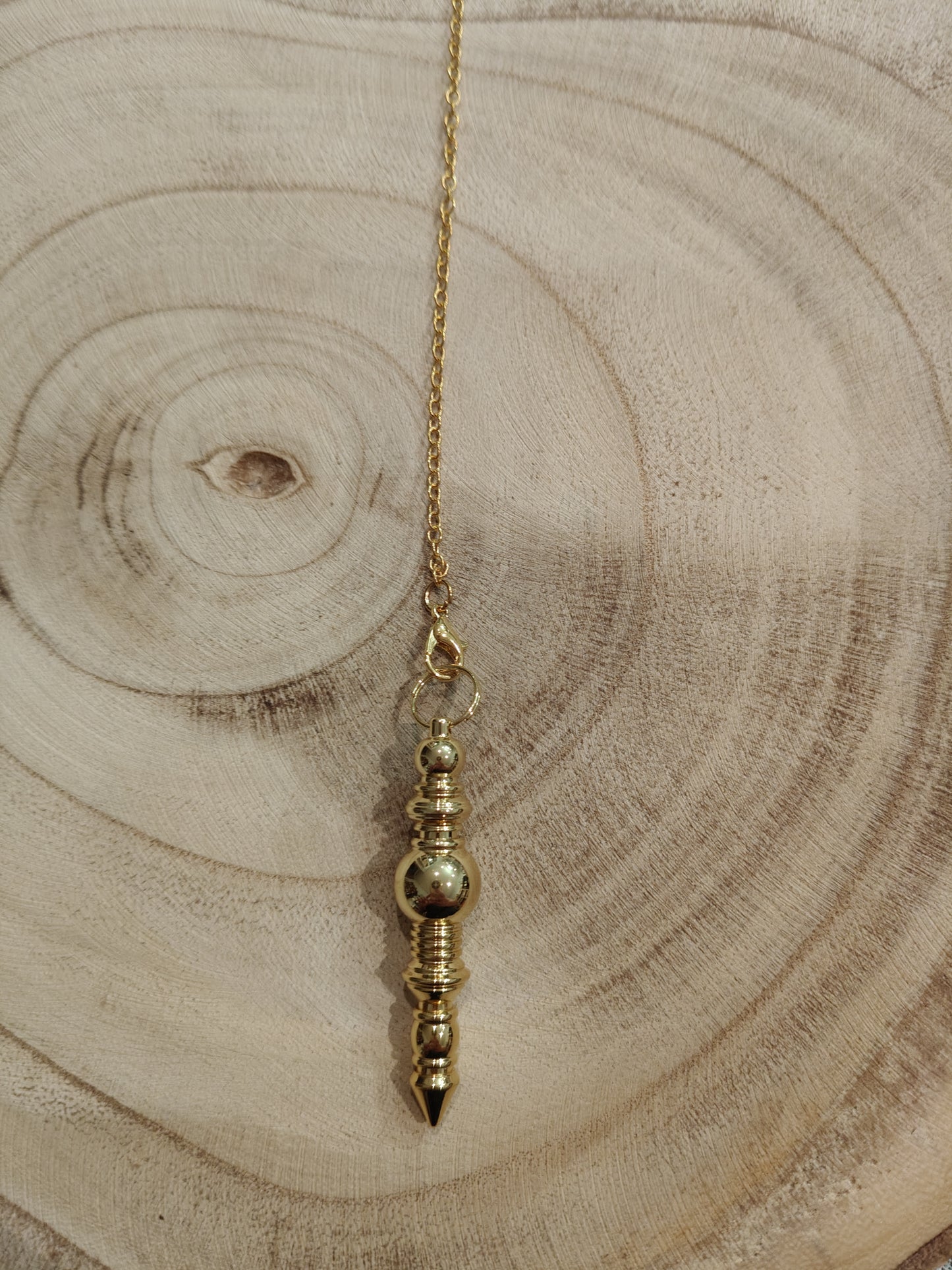 Péndulo de Isis en metal color dorado