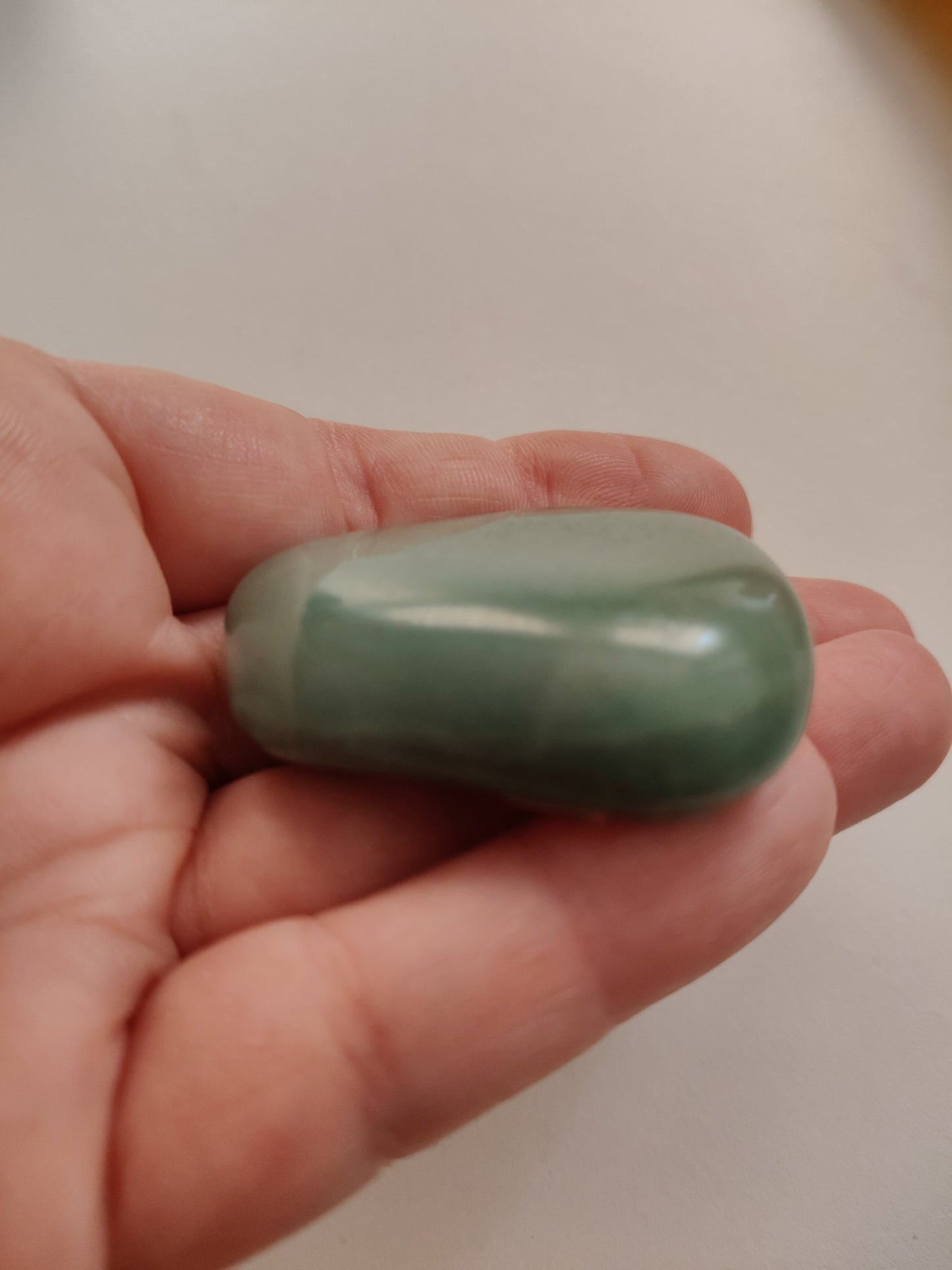 Grande pierre roulée d'aventurine verte 44,80g et 4x4cm environ.