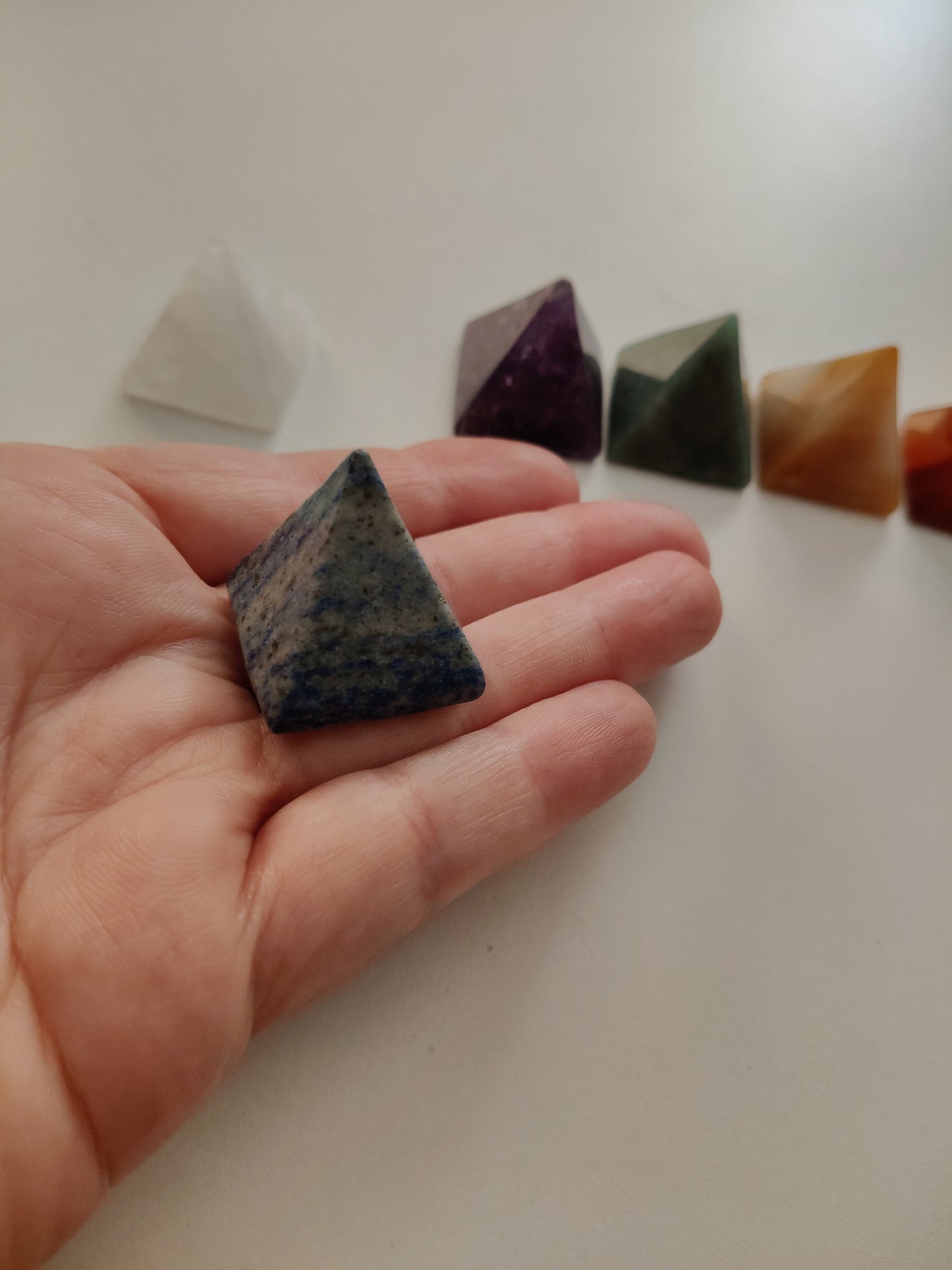 Lot de 7 pyramides minérales des 7 Chakras, 2,5x3cm environ. Poids : 16,85g environ.
