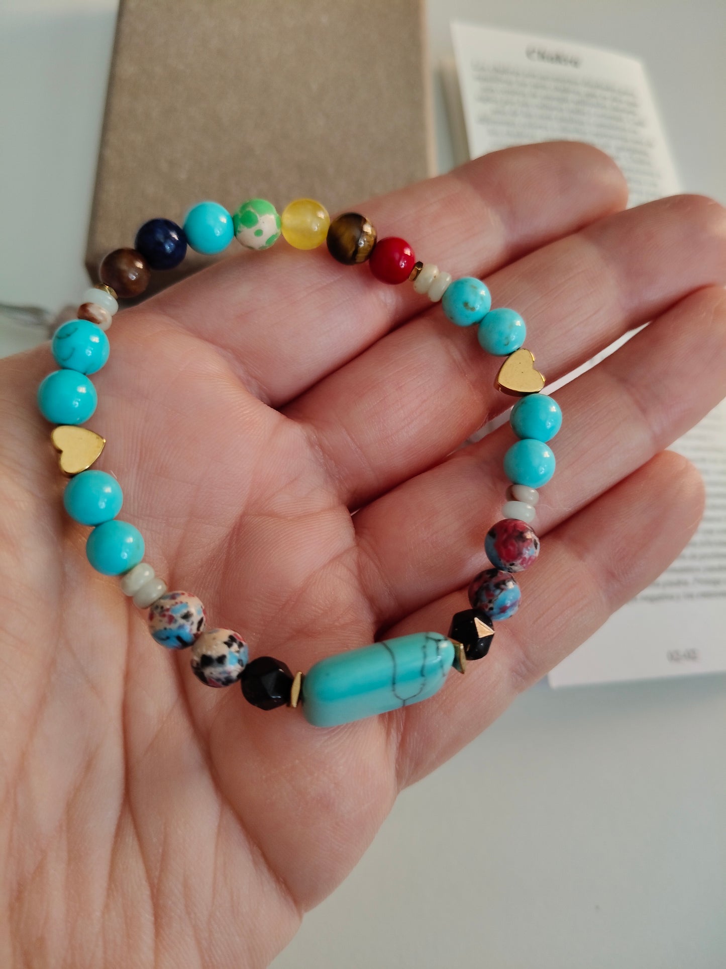Bracelet en pierre turquoise avec 7 pierres de chakra (comprend une boîte, un sac en velours et des cartes explicatives)