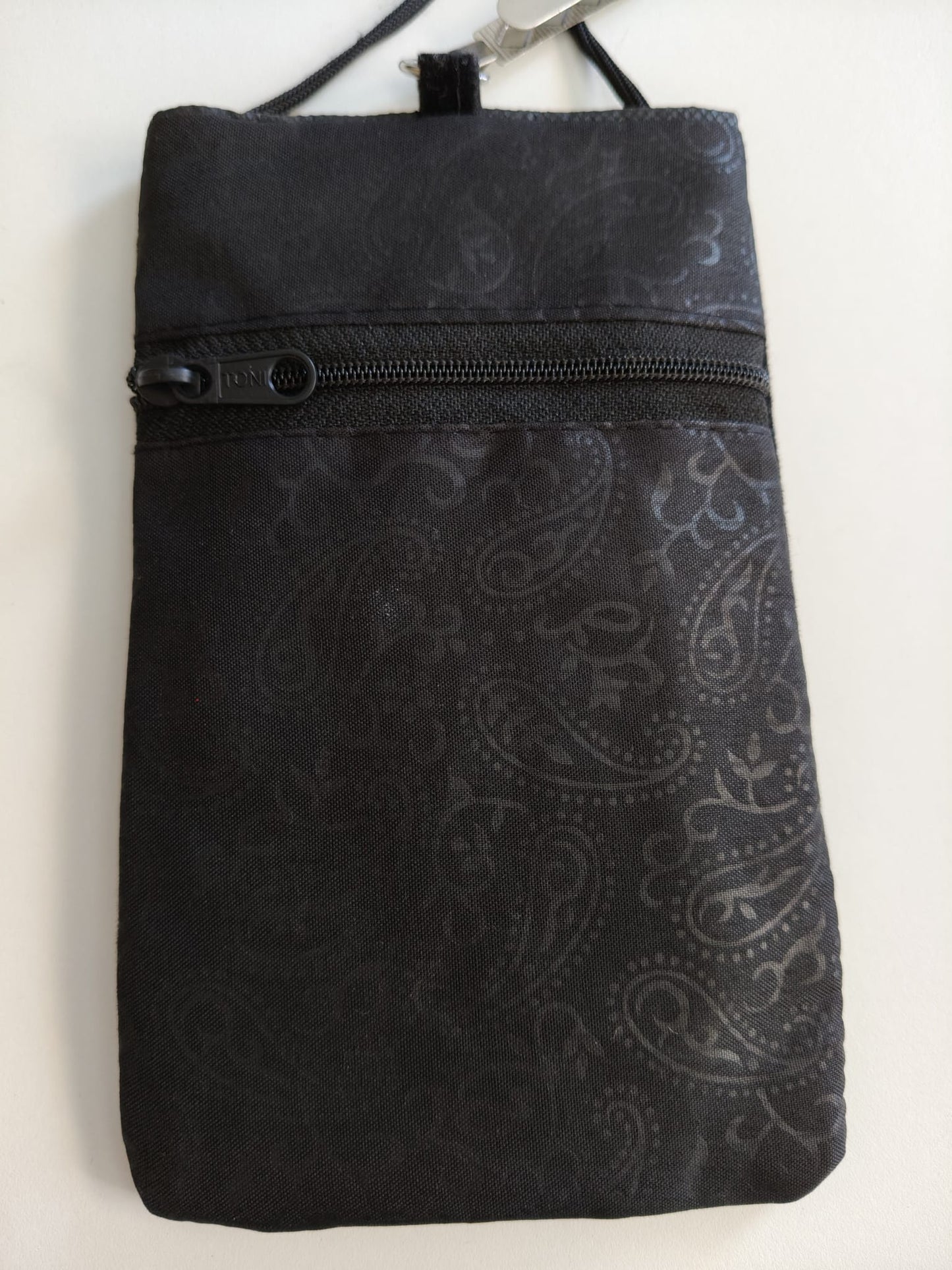 Bolso para móvil bordado