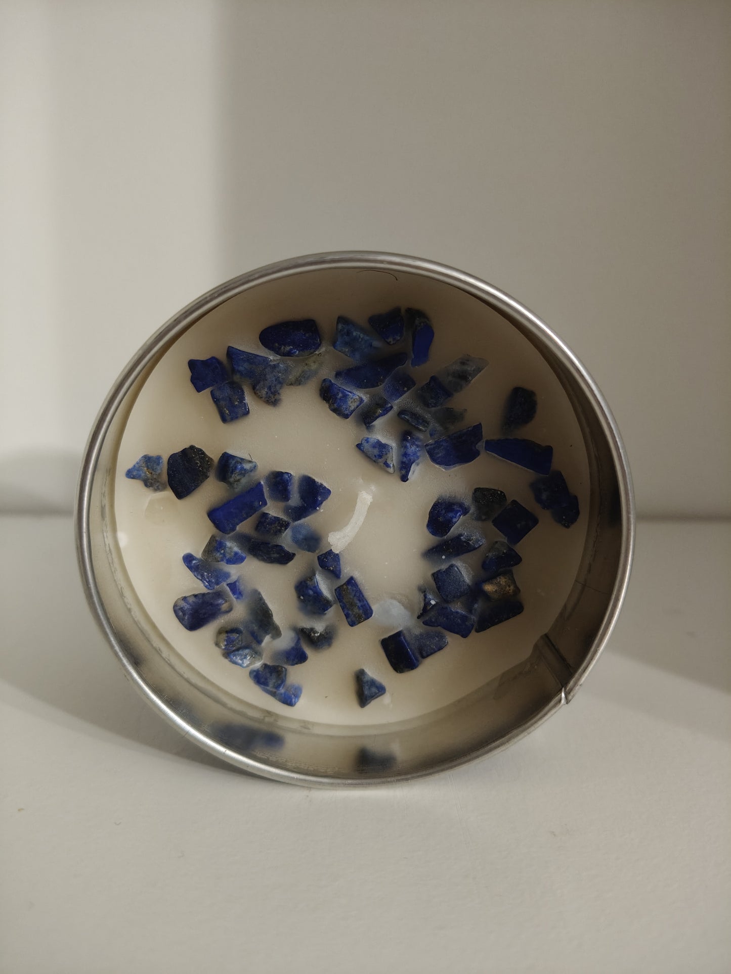 Bougie parfumée au jasmin avec éclats de pierre de lapis-lazuli Bougie à l'eau