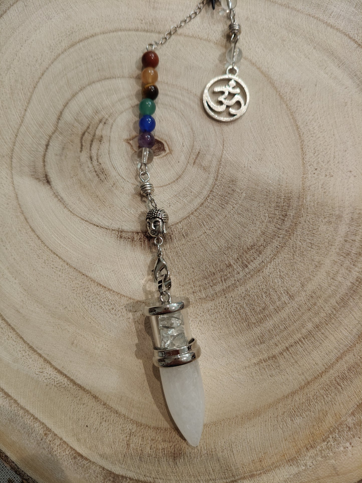 Pendule en quartz blanc avec chaîne des 7 chakras