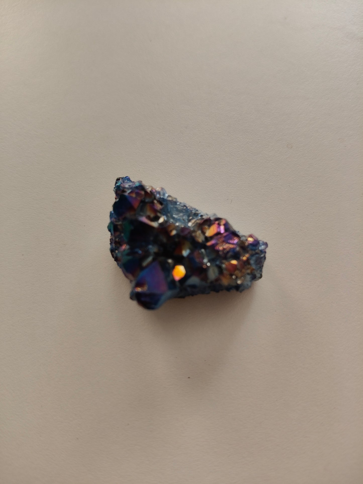 Aura d'améthyste druse. Poids : environ 19,90 g. Dimensions : environ 3'5x2'5 cm.