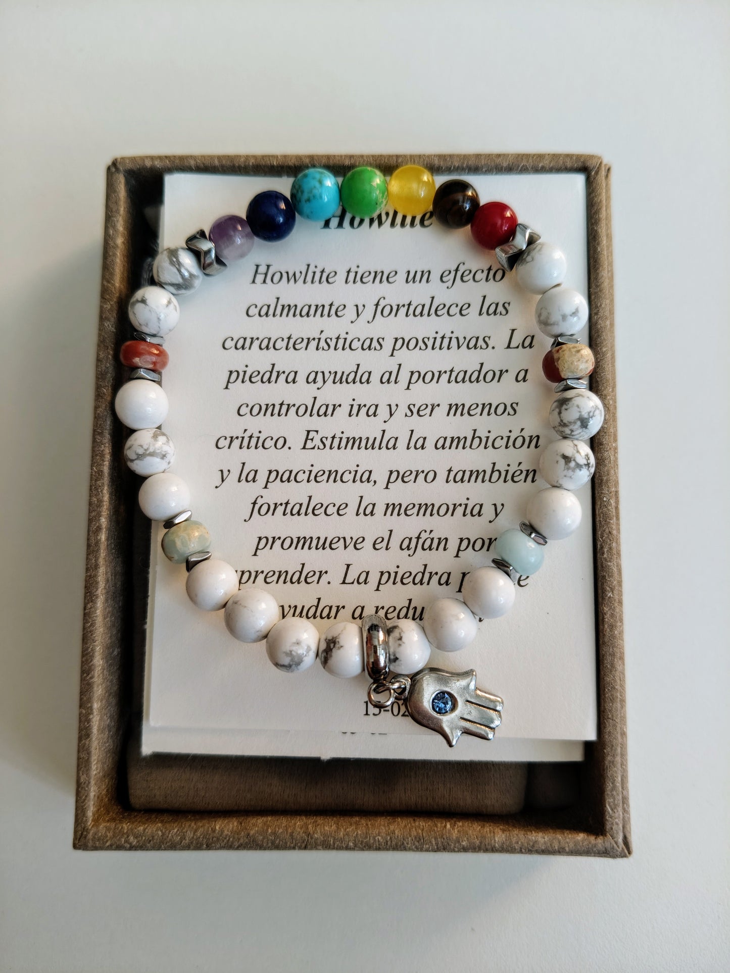 Bracelet en howlite avec breloque et pierres des 7 chakras (comprend boîte, sac en velours et cartes explicatives)