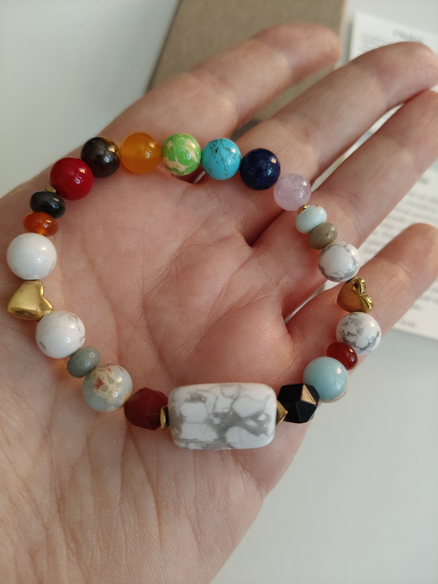 Bracelet Howlite avec 7 pierres de chakra (comprend une boîte, un sac en velours et des cartes explicatives)