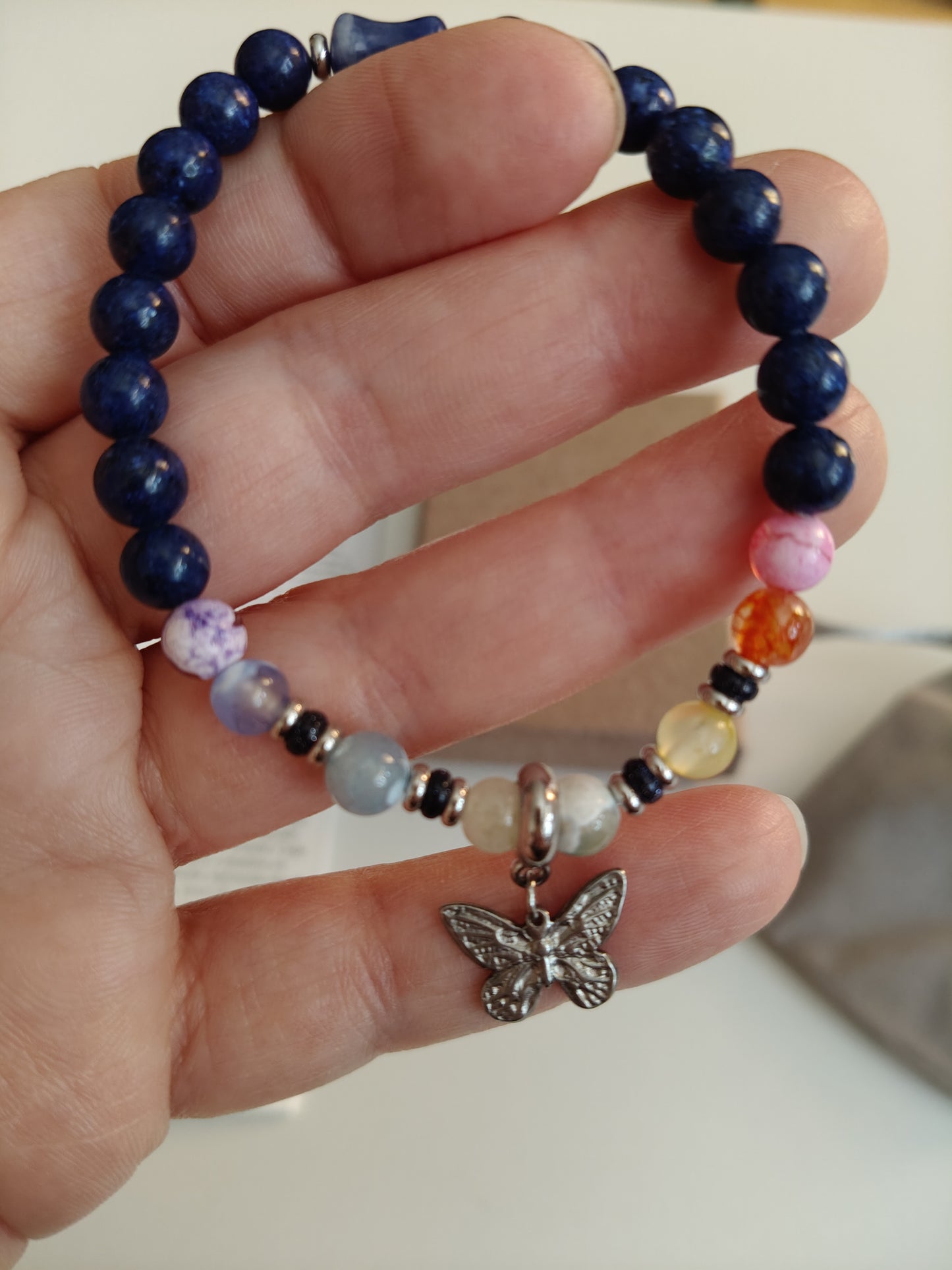 Pulsera de lapislázuli con dije y piedras de los 7 chakras (incluye caja,bolsita de terciopelo y cartulinas explicativas)