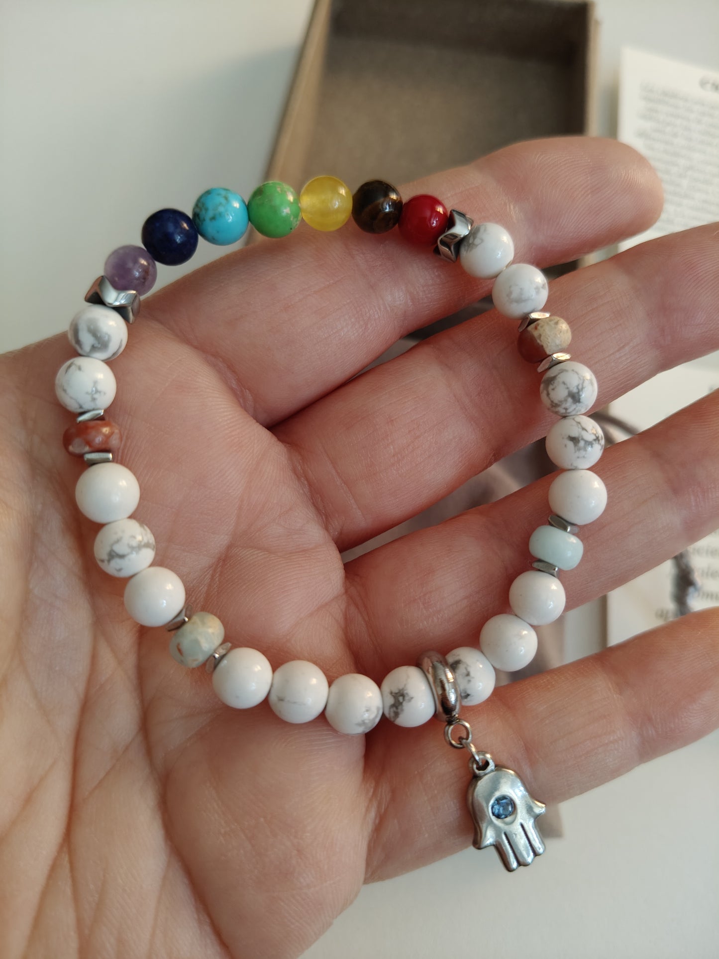 Bracelet en howlite avec breloque et pierres des 7 chakras (comprend boîte, sac en velours et cartes explicatives)