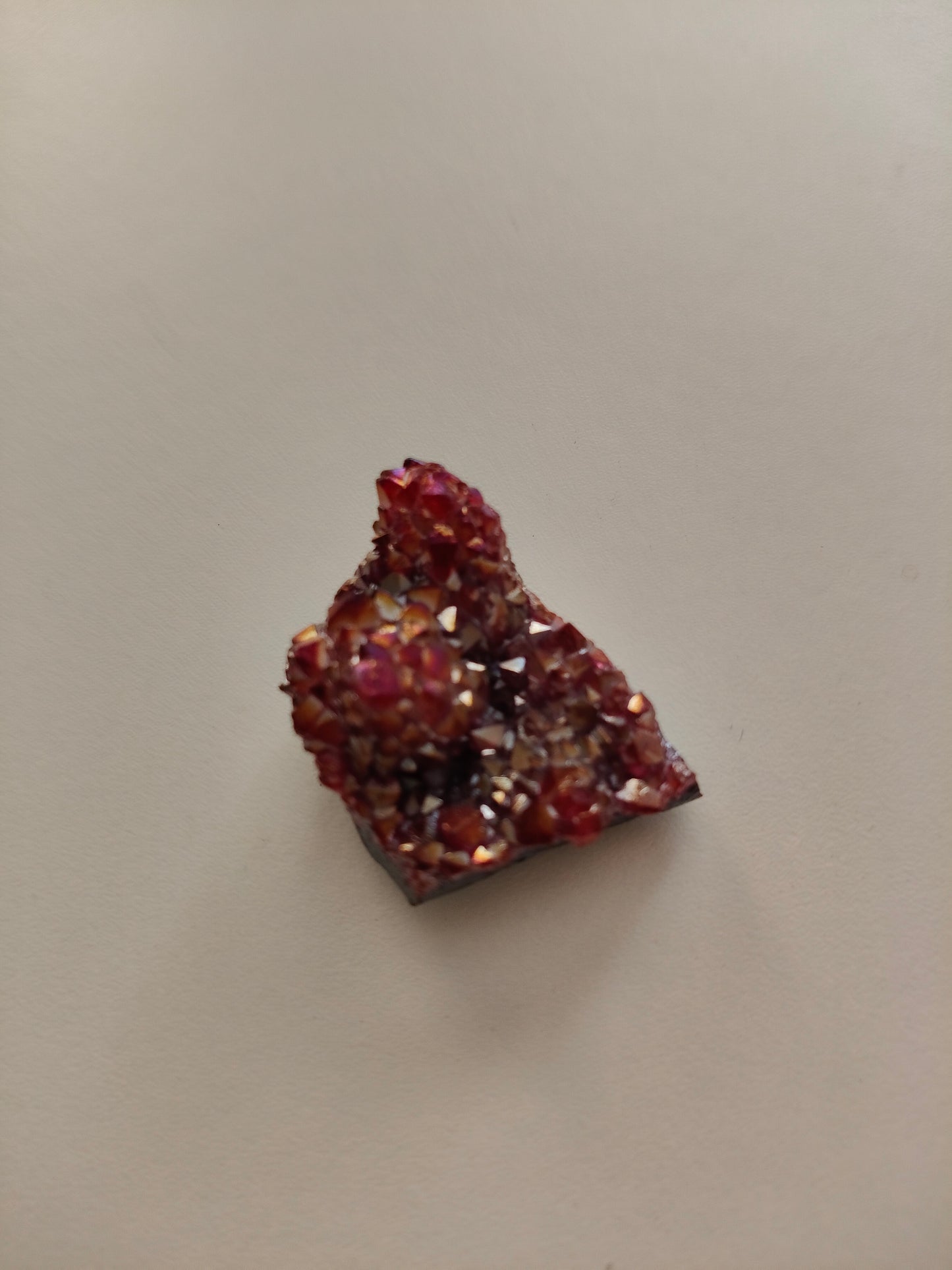 Aura d'améthyste druse. Poids : 15,90 g environ. Dimensions : 3 x 2,5 cm environ.