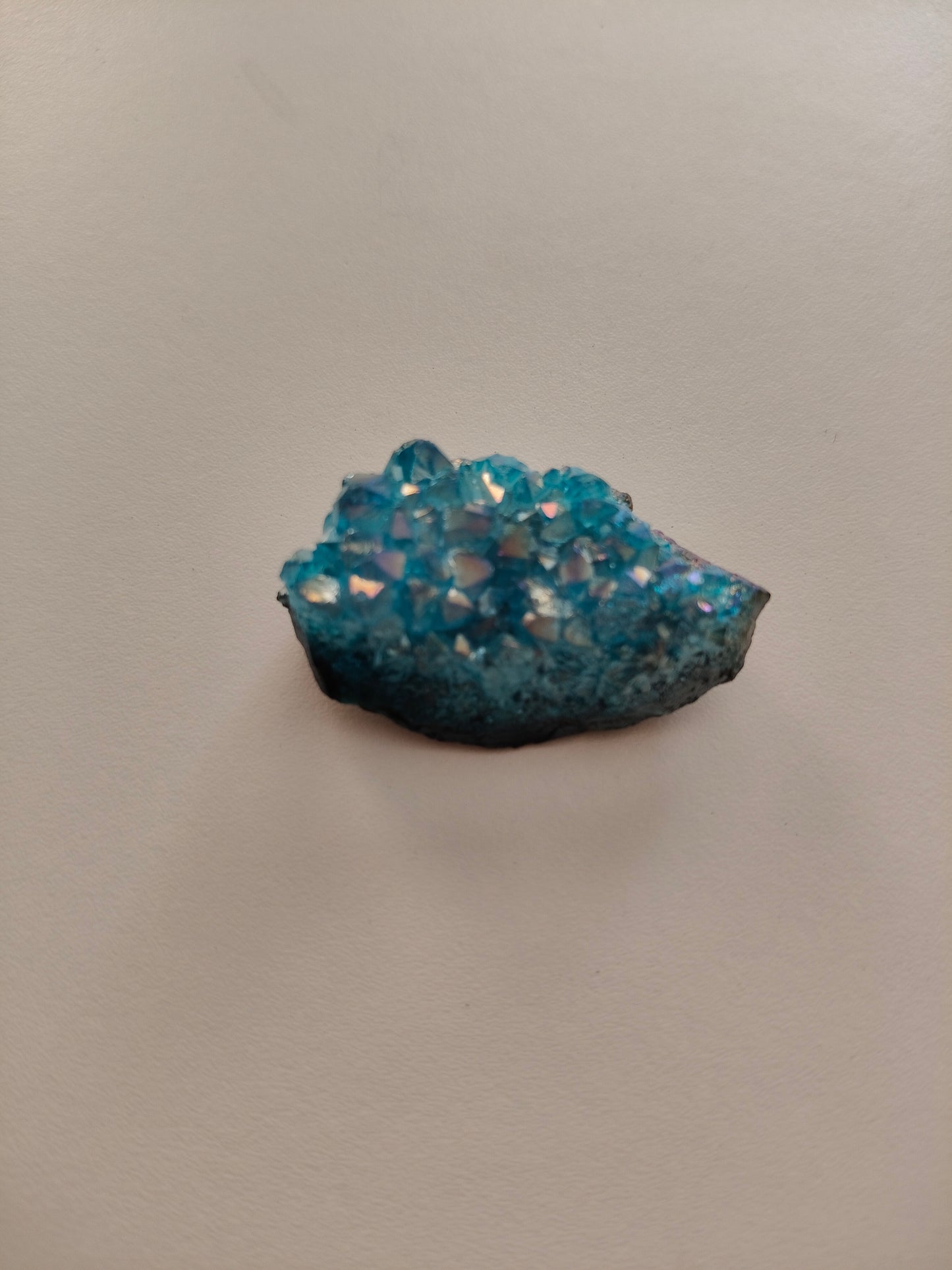 Aura d'améthyste druse. Poids : 16,80 g environ. Dimensions : 4 x 2 cm environ.