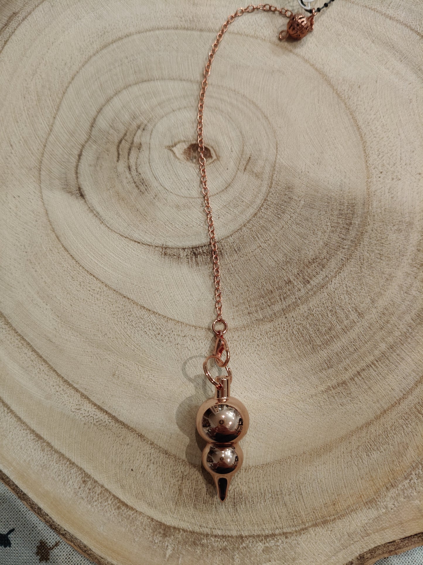 Pendule en métal rose égyptienne