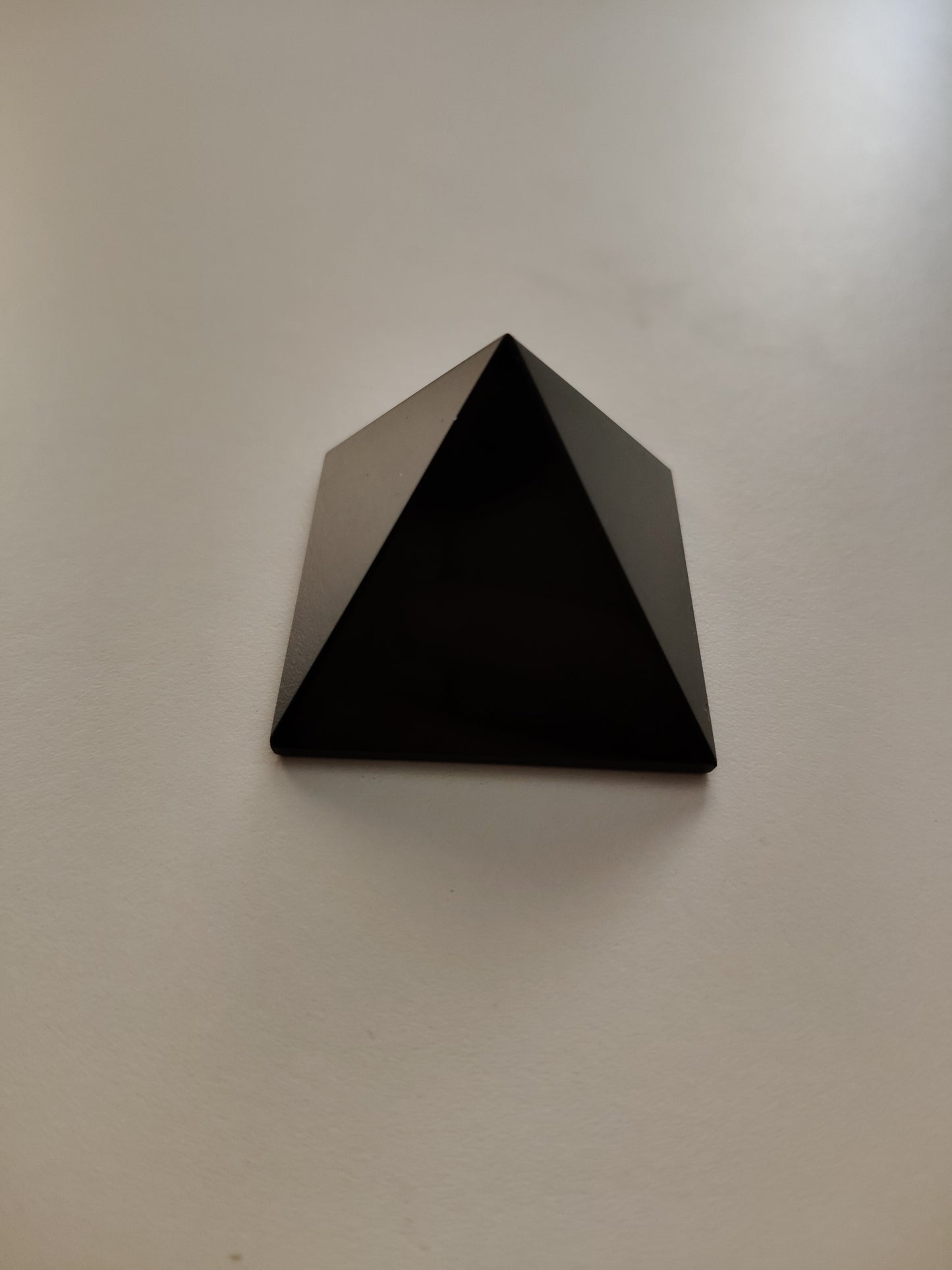Pirámide de Onix 53'20gr aprox. y 4x4cm aprox.