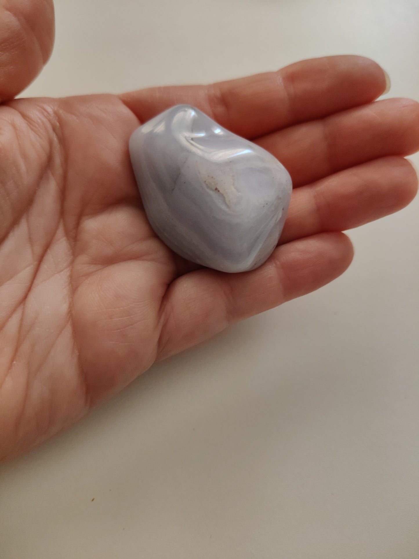 Grande pierre roulée en calcédoine bleue, environ 45 g, environ 5 x 3 cm.