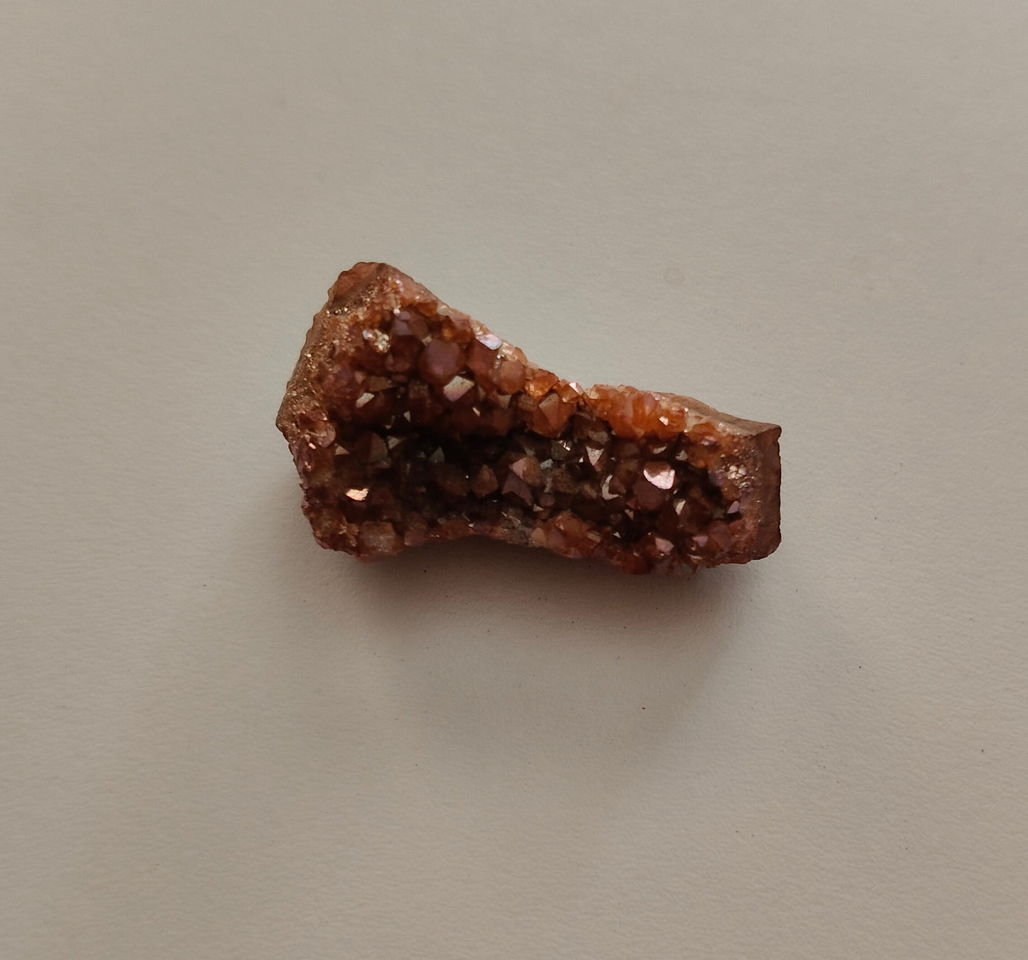 Aura d'améthyste druse. Poids : 9,20 g environ. Dimensions : 3,5 x 1,5 cm environ.