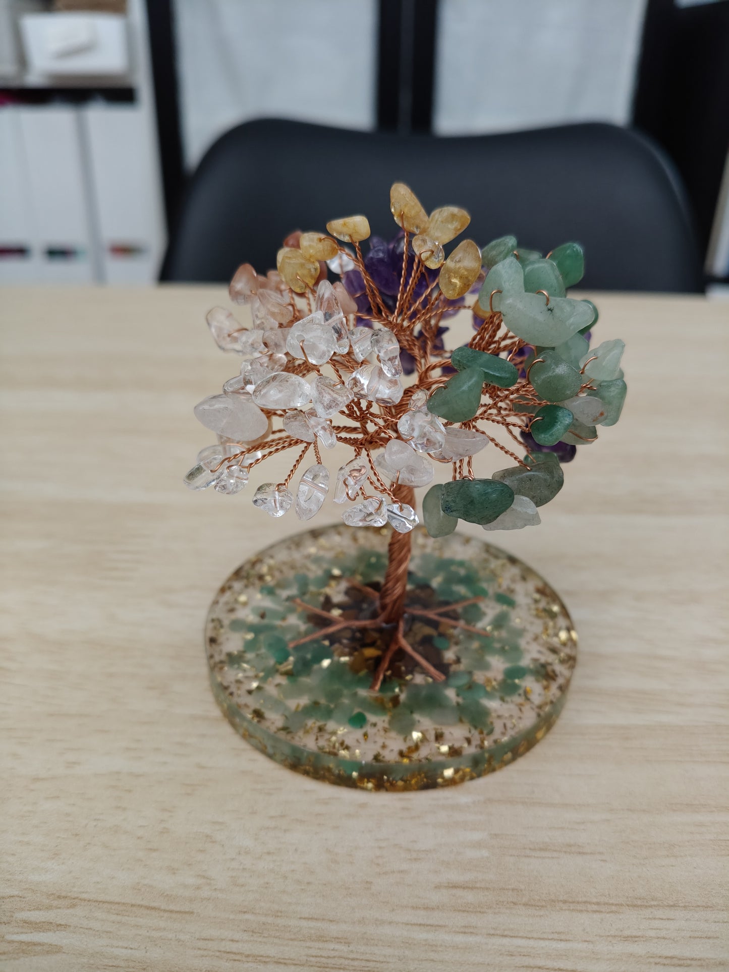 Arbre avec éclats d'améthyste, d'aventurine, de citrine, de quartz blanc et de cornaline