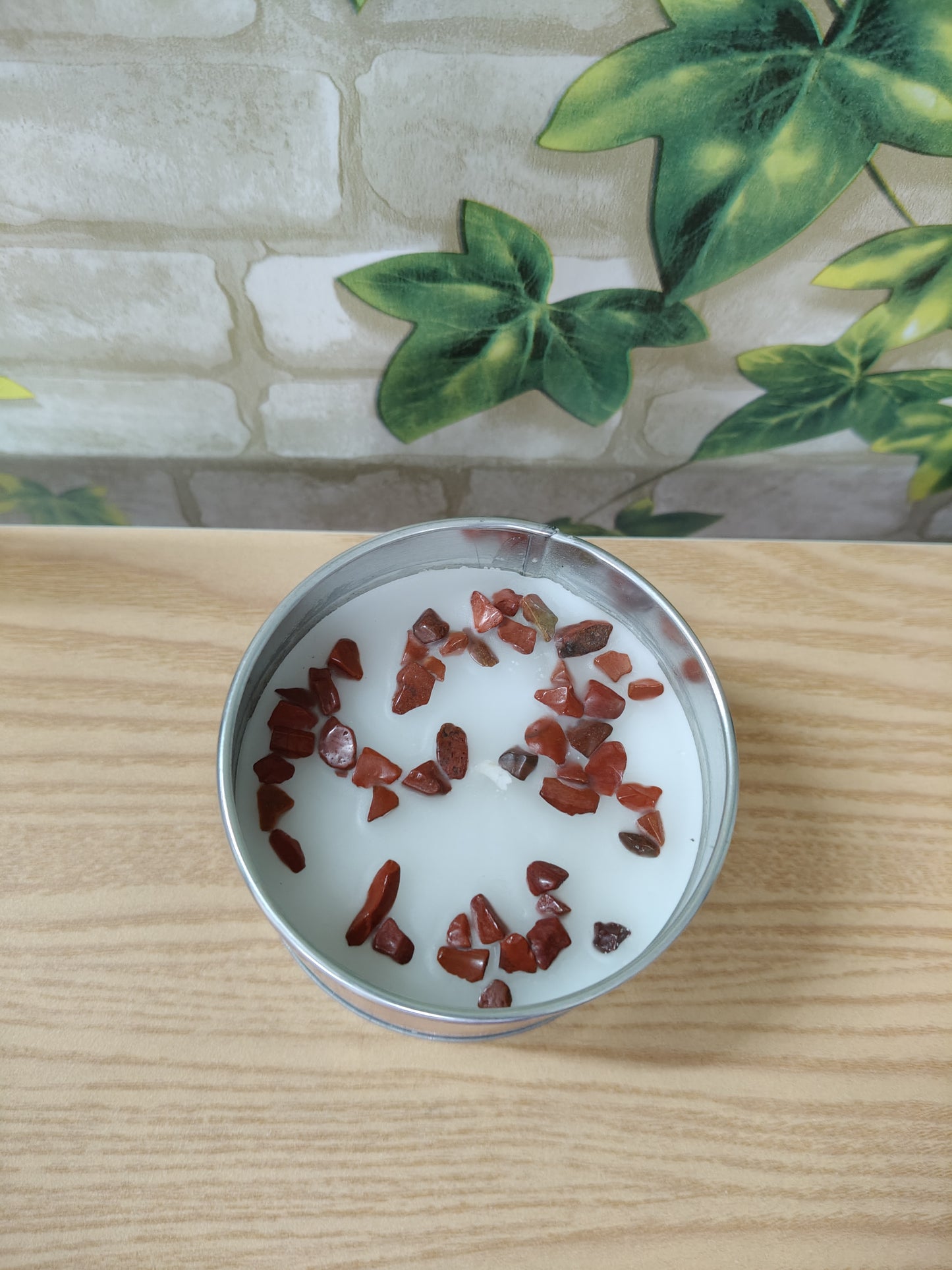 Bougie parfumée à la rose avec éclats de pierre de jaspe rouge