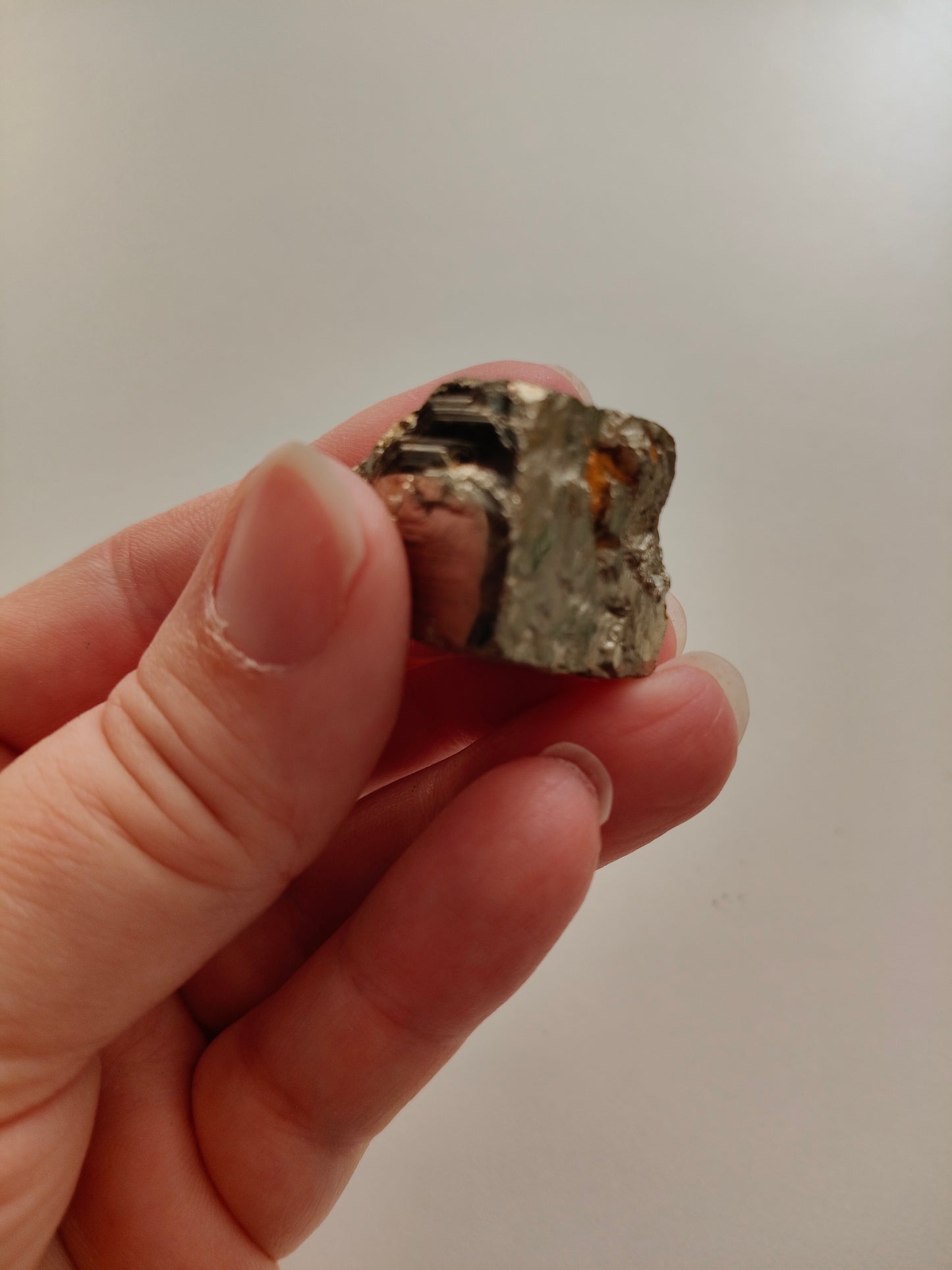 Pyrite brute. Poids : environ 37,69 g. Dimensions : environ 2 x 2 cm.