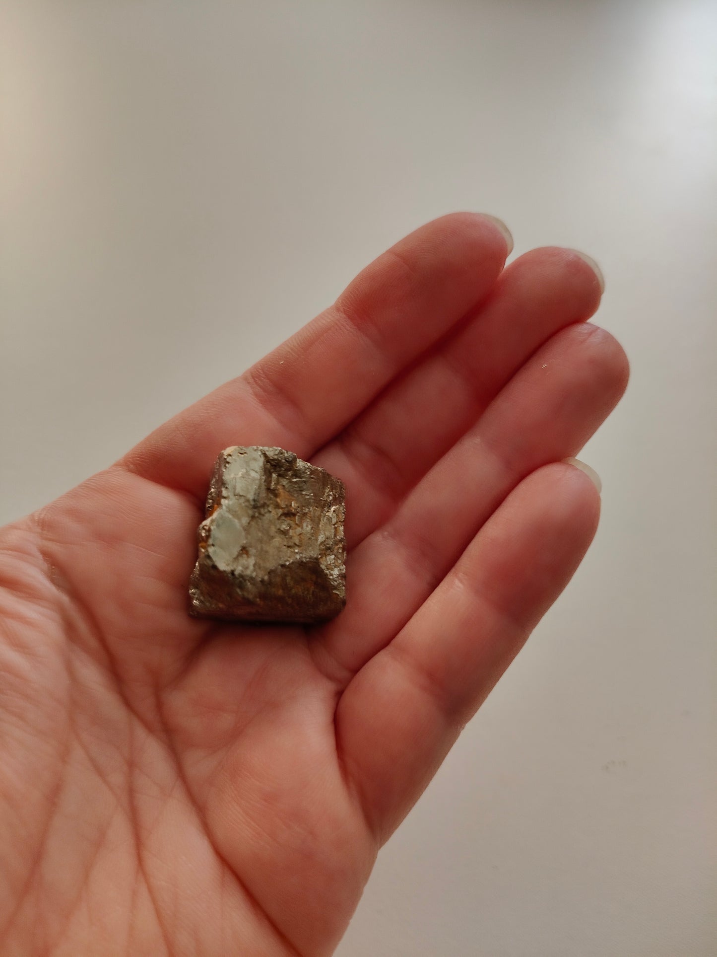 Pyrite brute. Poids : environ 37,69 g. Dimensions : environ 2 x 2 cm.