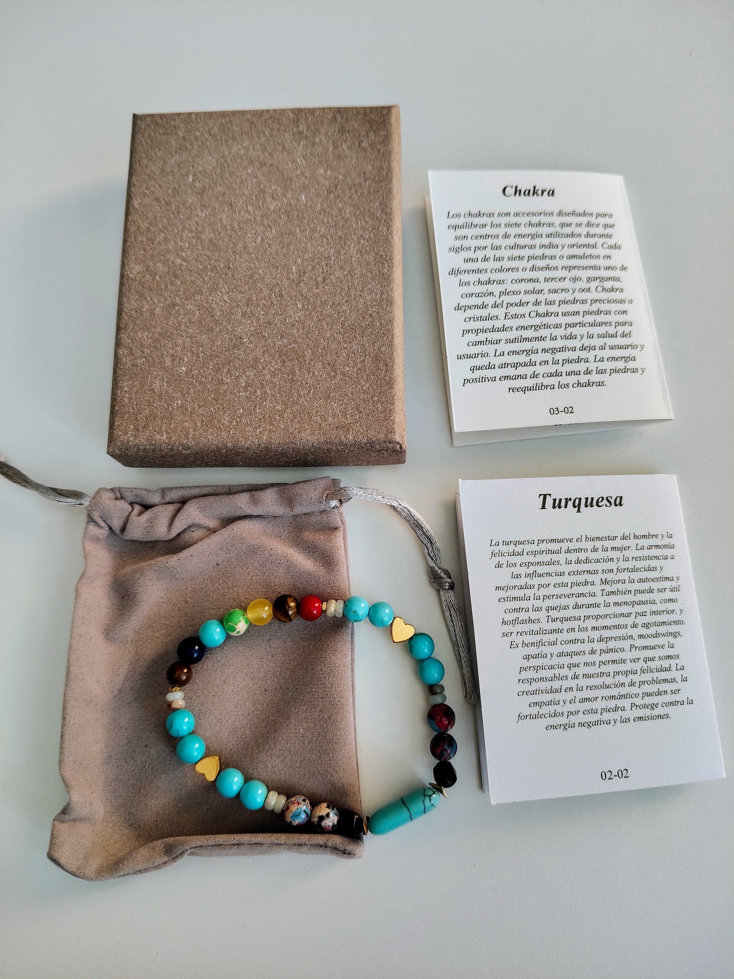 Bracelet en pierre turquoise avec 7 pierres de chakra (comprend une boîte, un sac en velours et des cartes explicatives)