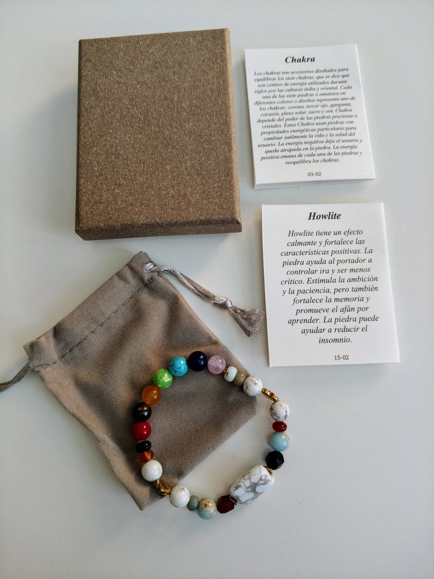 Bracelet Howlite avec 7 pierres de chakra (comprend une boîte, un sac en velours et des cartes explicatives)