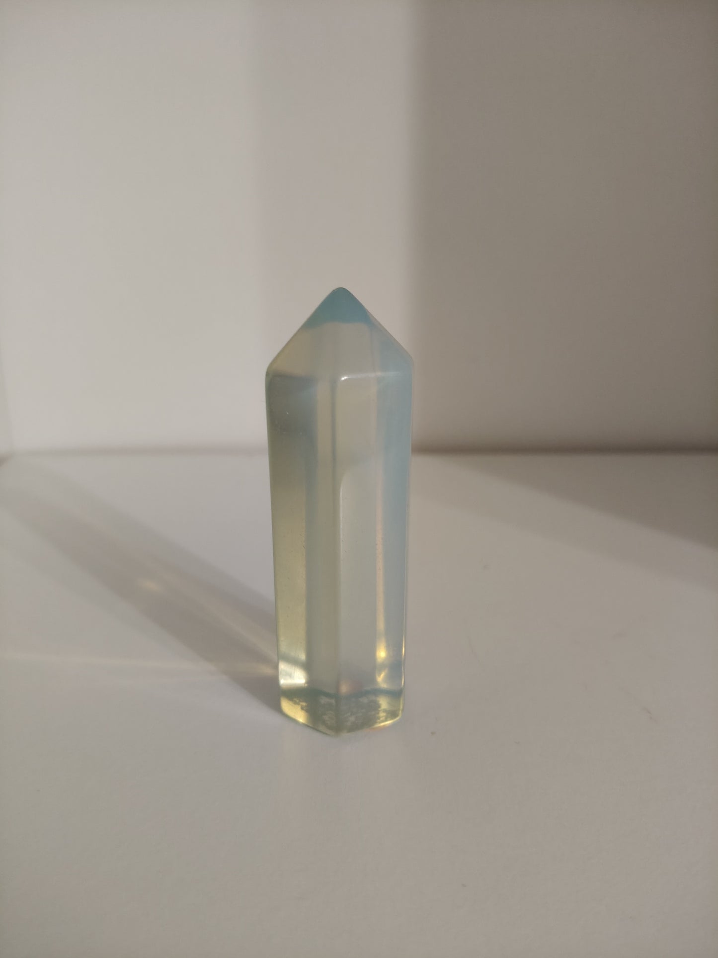 Pointe en pierre d'opale naturelle 7,5x2,5cm