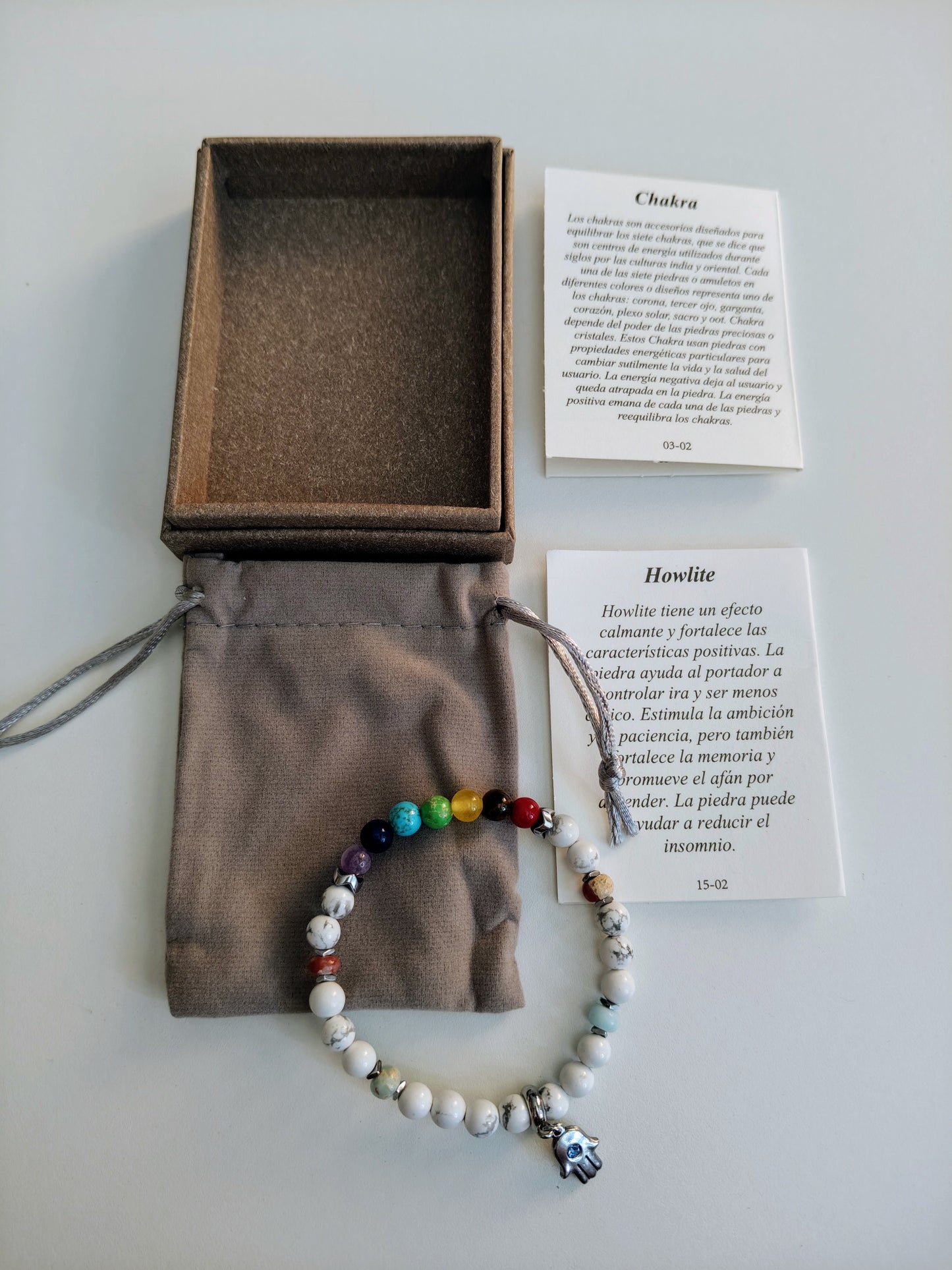 Bracelet en howlite avec breloque et pierres des 7 chakras (comprend boîte, sac en velours et cartes explicatives)