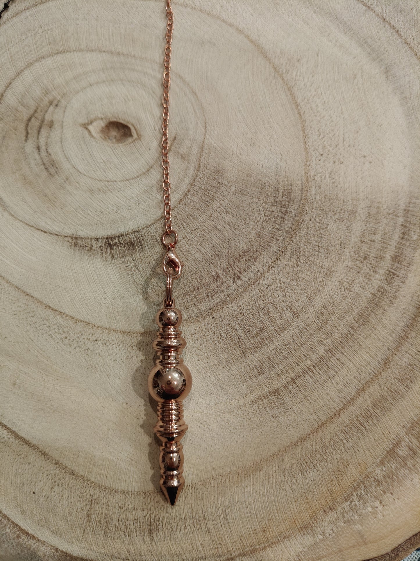 Pendule Isis en métal rose