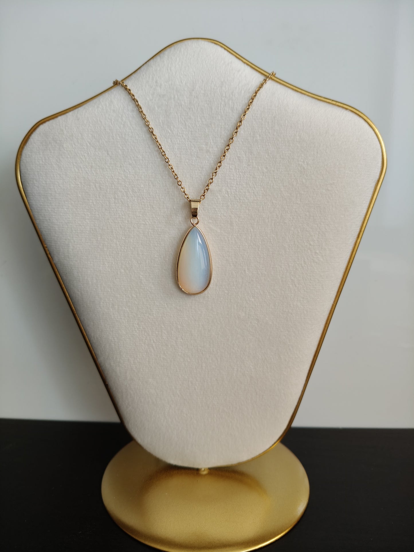 Collar acero inoxidable con piedra de Opalina